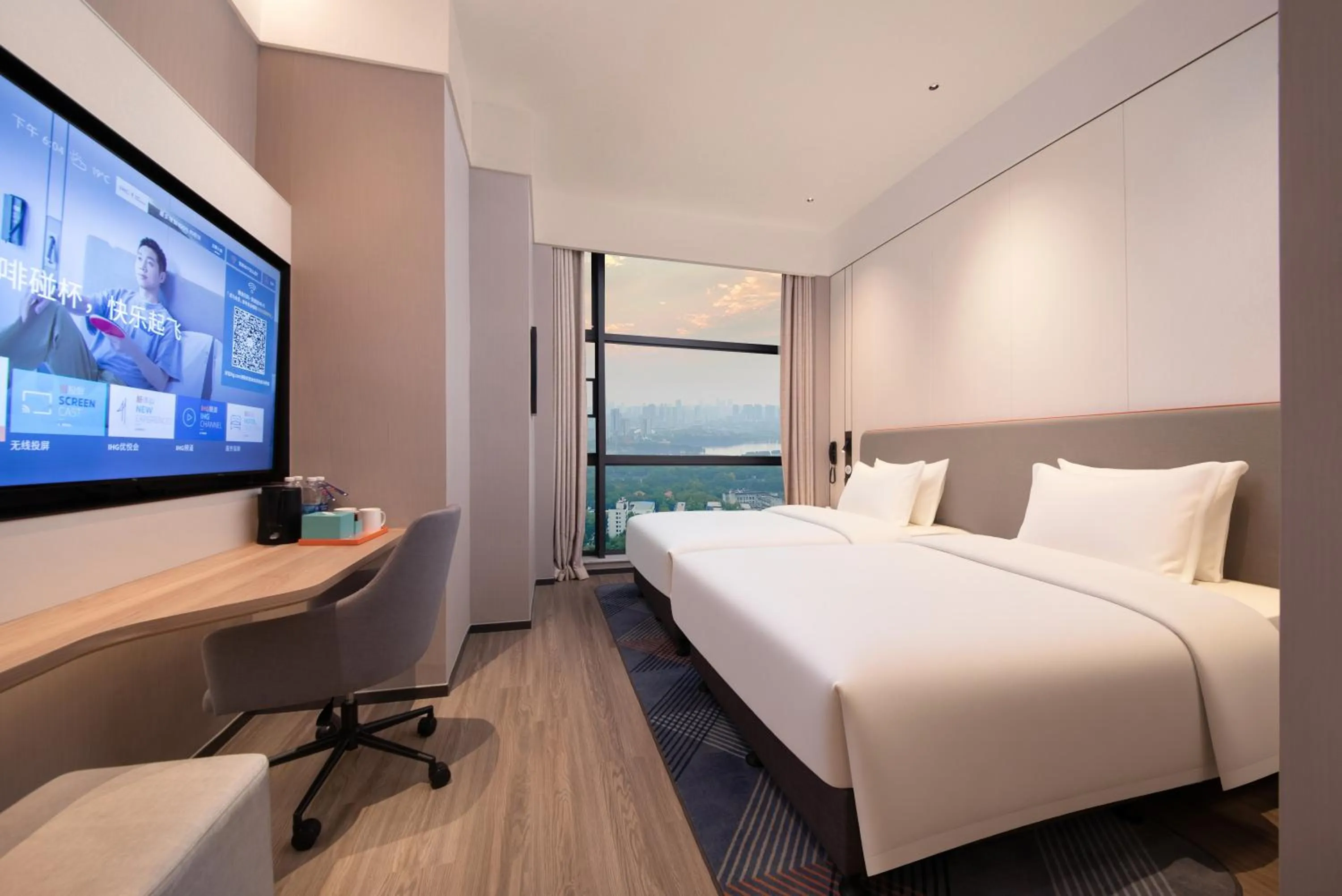 Photo of the whole room, Bed in Holiday Inn Express Wuhan East Lake by IHG