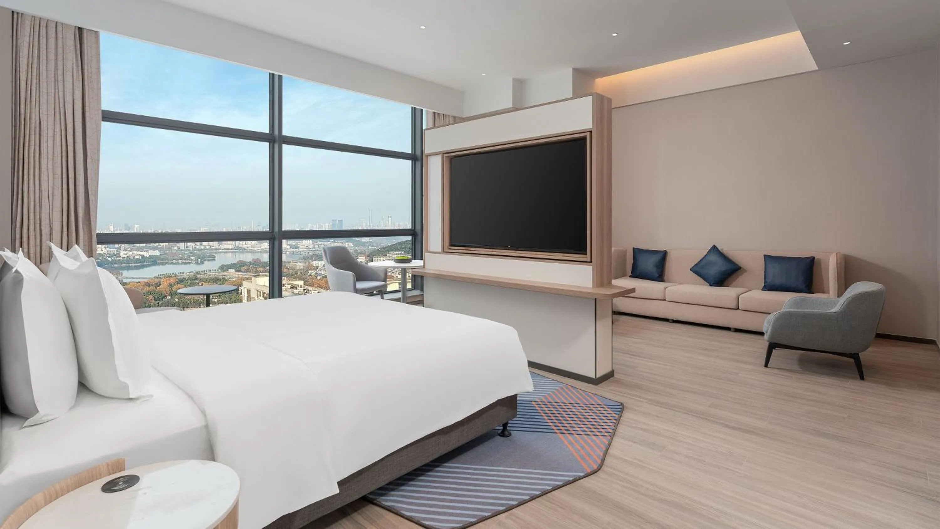 Photo of the whole room, Bed in Holiday Inn Express Wuhan East Lake by IHG