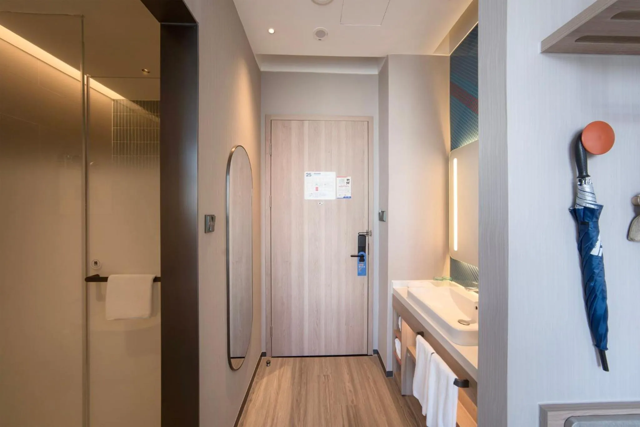 Photo of the whole room in Holiday Inn Express Wuhan East Lake by IHG