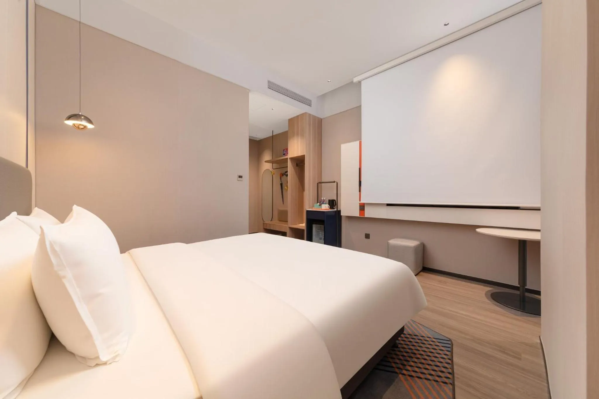 Photo of the whole room, Bed in Holiday Inn Express Wuhan East Lake by IHG