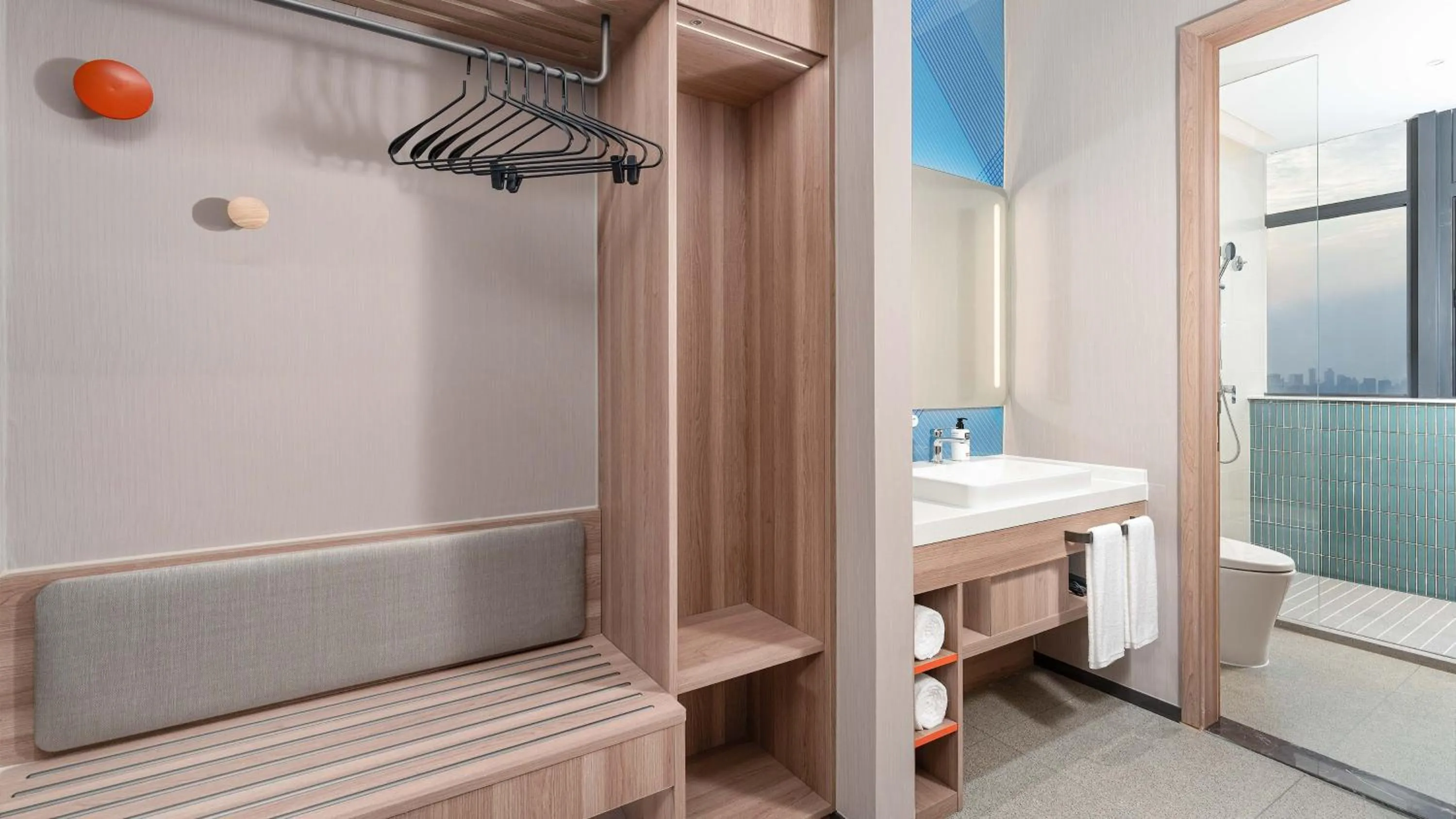 Photo of the whole room, Bed in Holiday Inn Express Wuhan East Lake by IHG