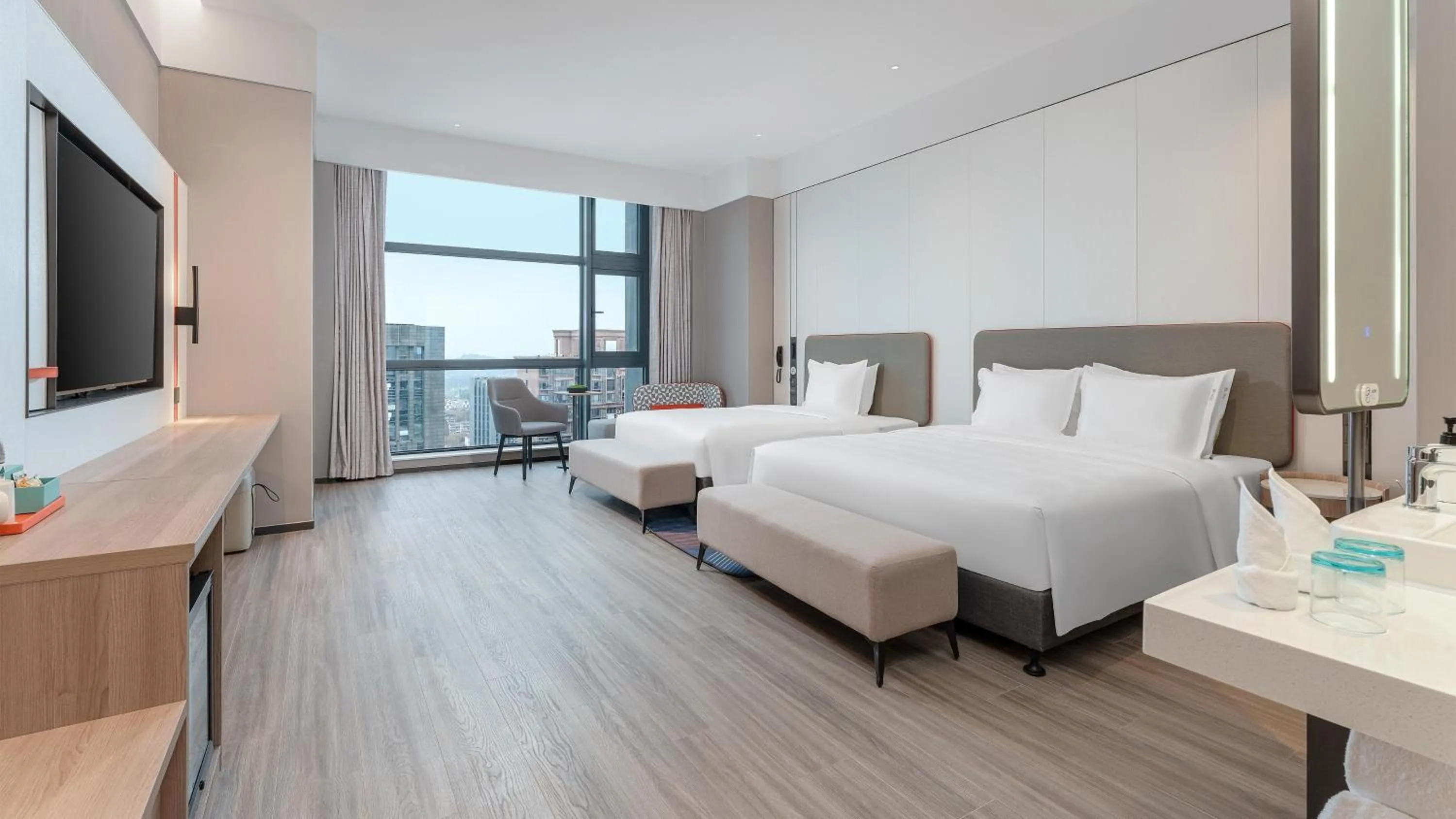 Photo of the whole room, Bed in Holiday Inn Express Wuhan East Lake by IHG