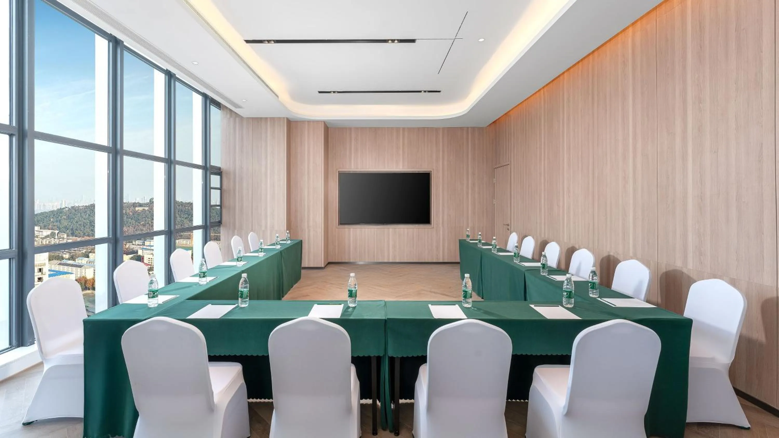 Meeting/conference room in Holiday Inn Express Wuhan East Lake by IHG