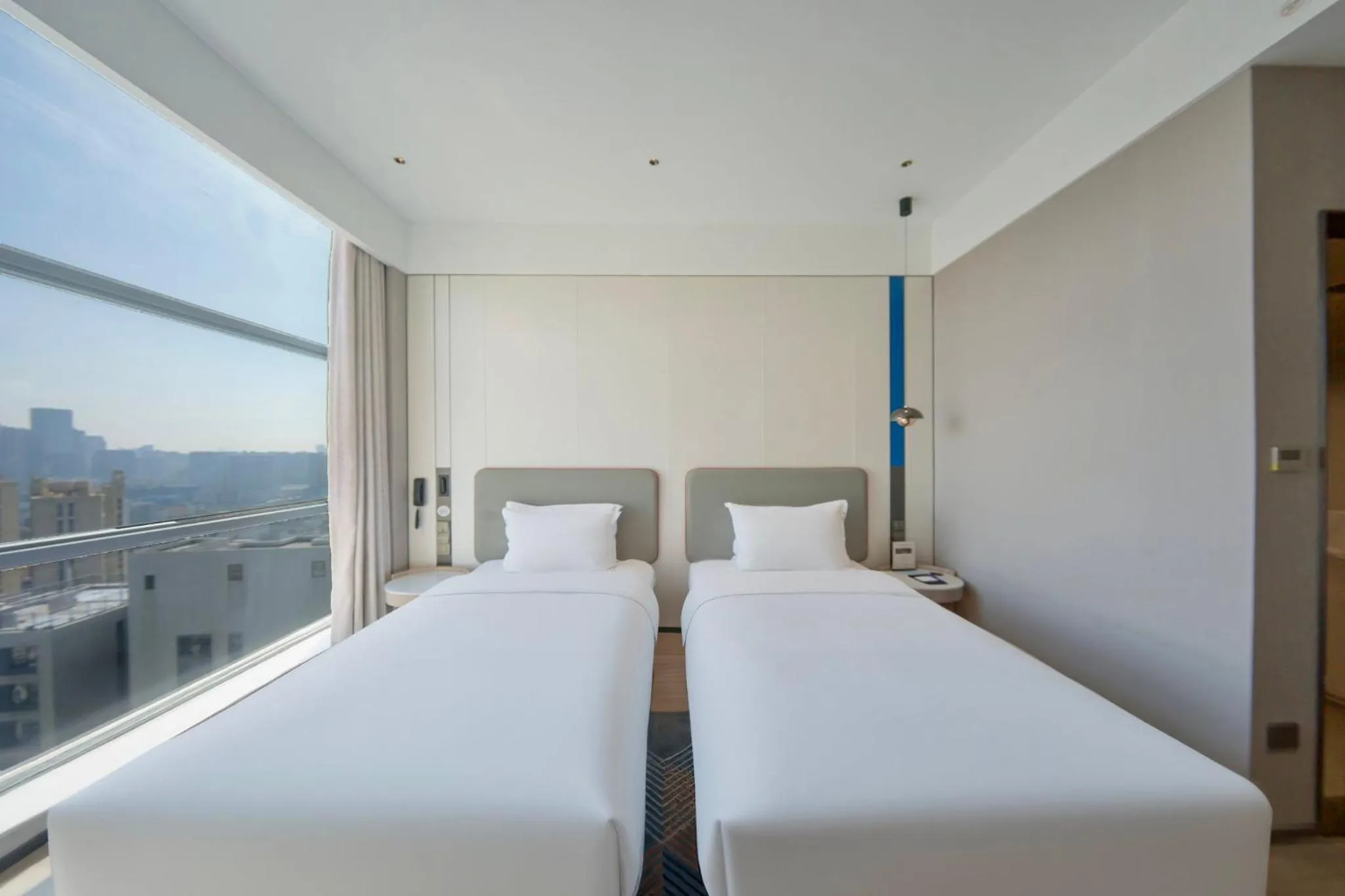 Photo of the whole room, Bed in Holiday Inn Express Wuhan East Lake by IHG