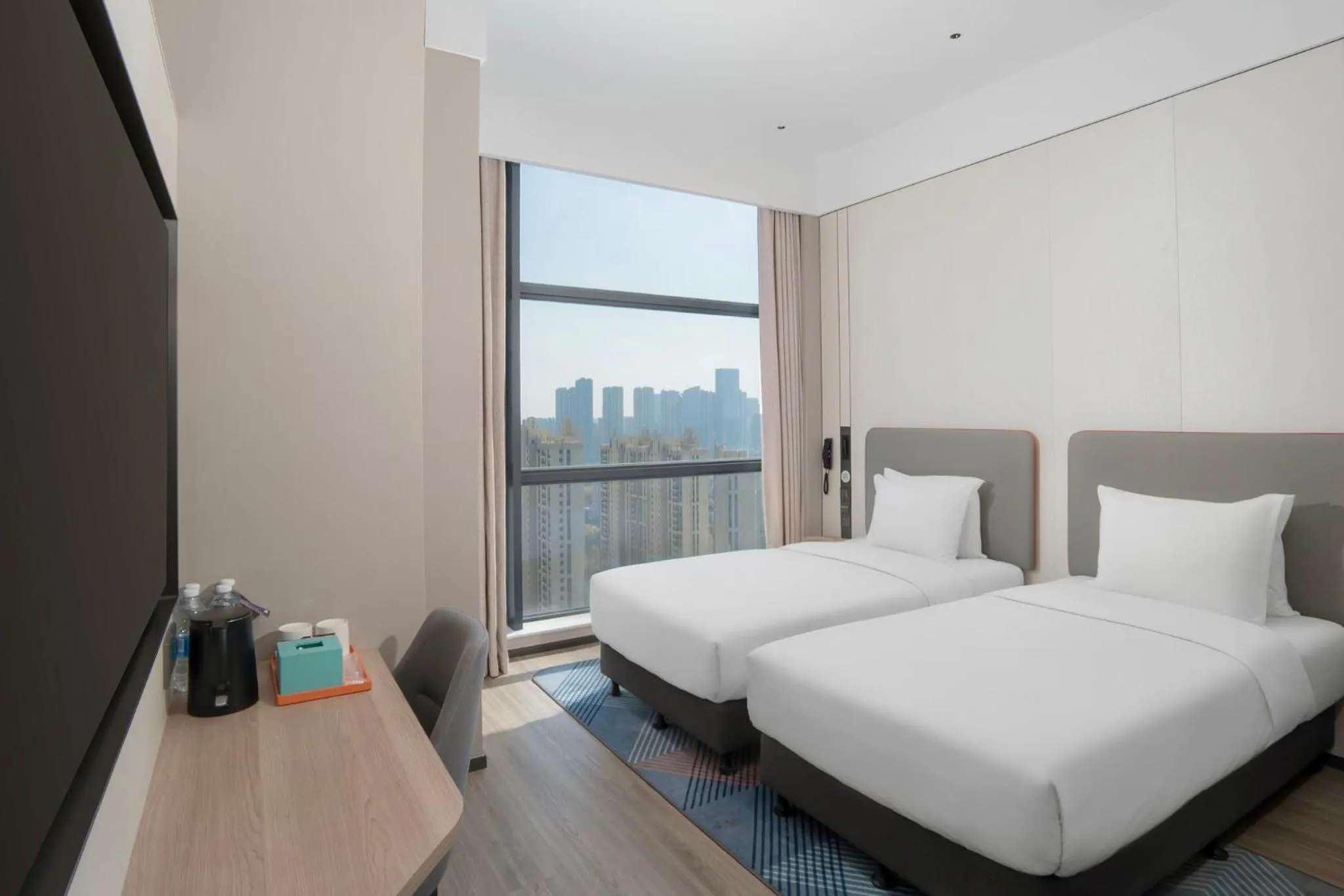 Photo of the whole room, Bed in Holiday Inn Express Wuhan East Lake by IHG