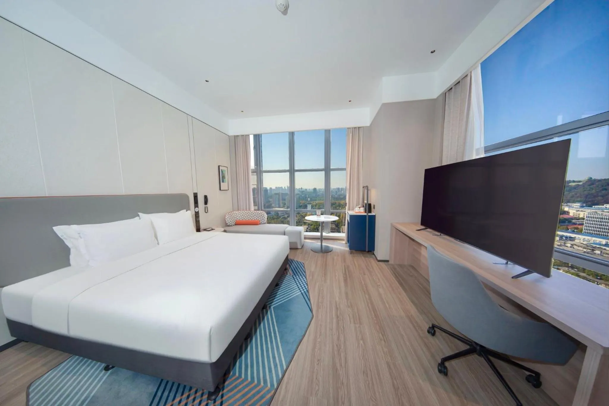 Photo of the whole room, Bed in Holiday Inn Express Wuhan East Lake by IHG