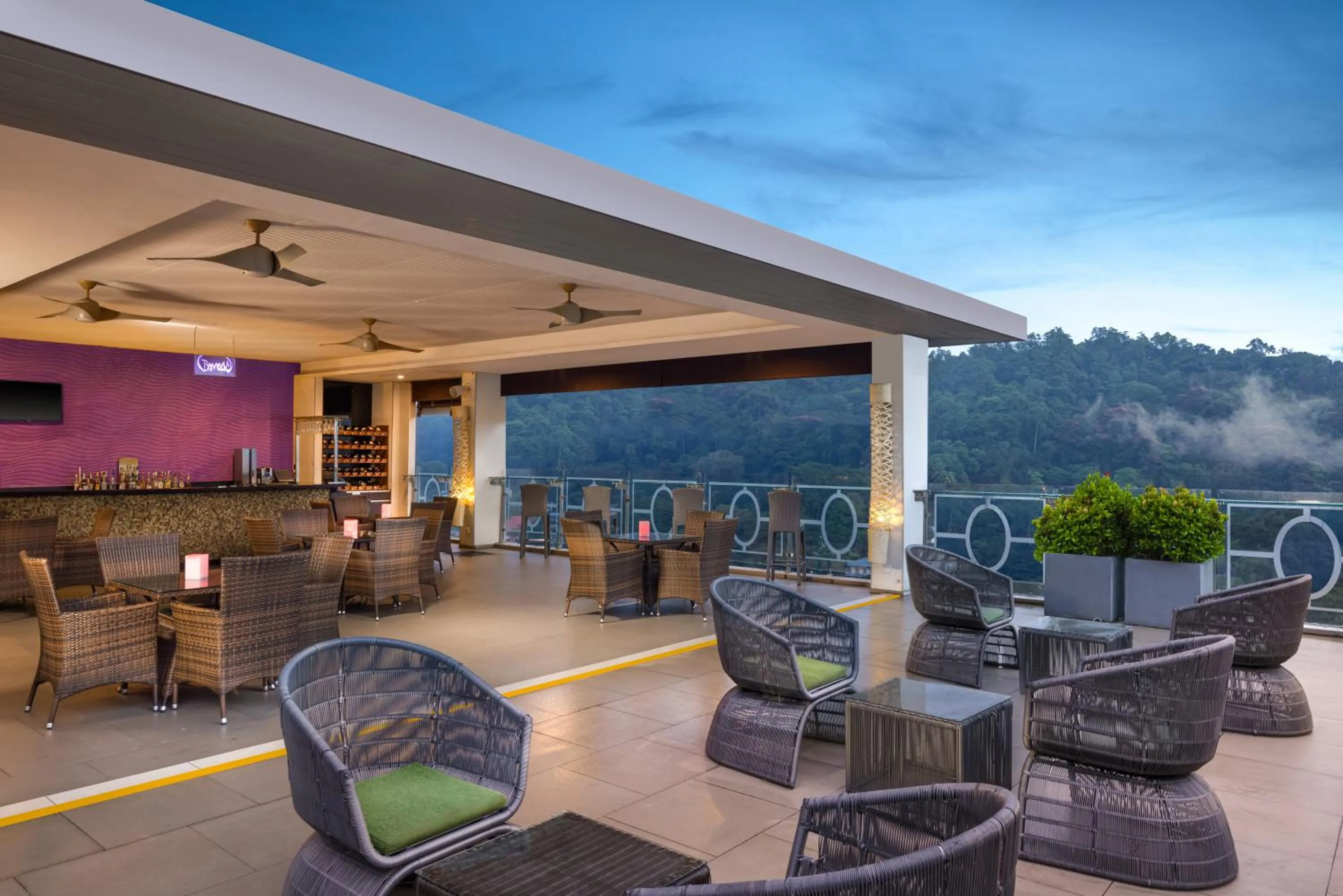 Restaurant/places to eat in Radisson Hotel Kandy