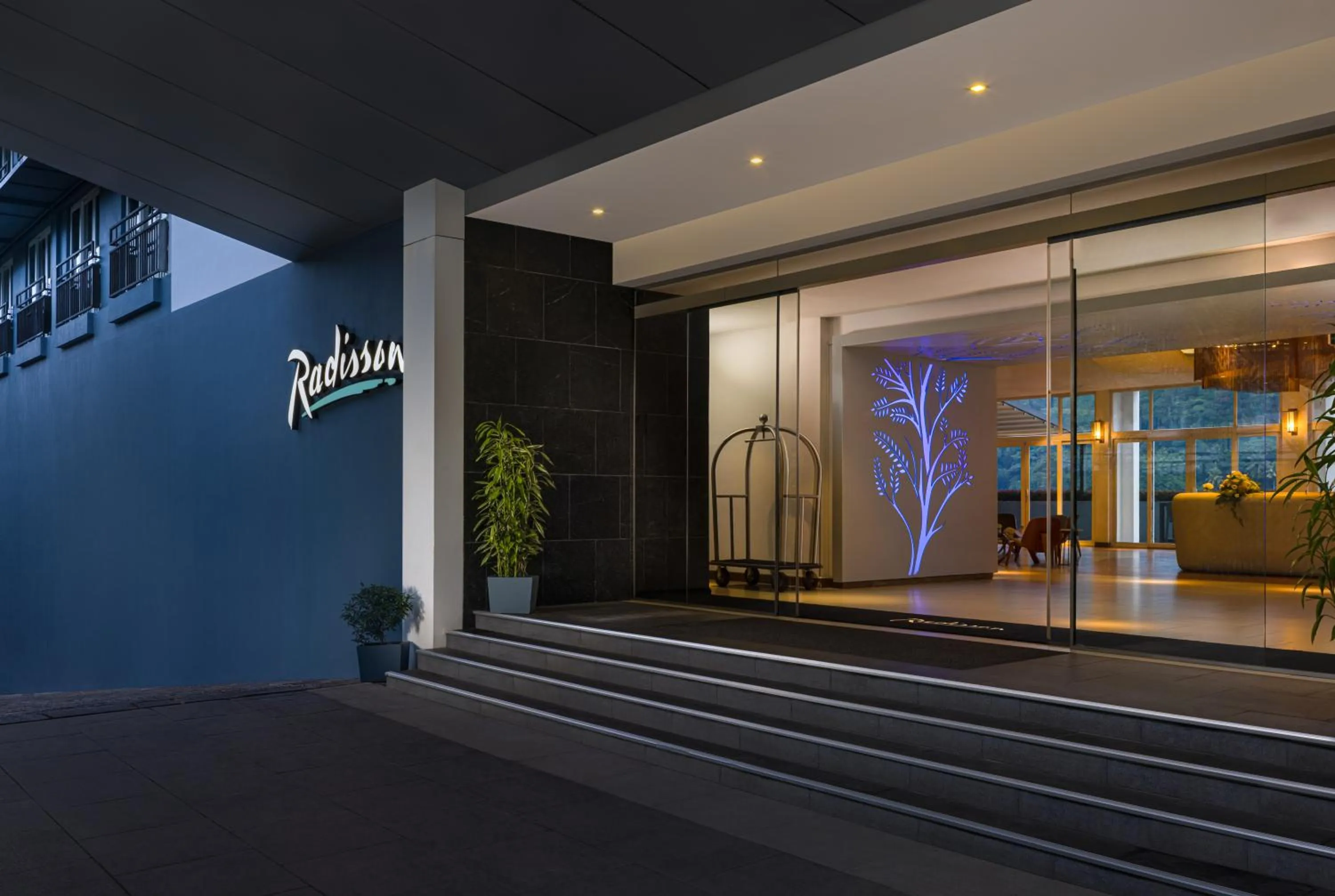 Facade/entrance in Radisson Hotel Kandy