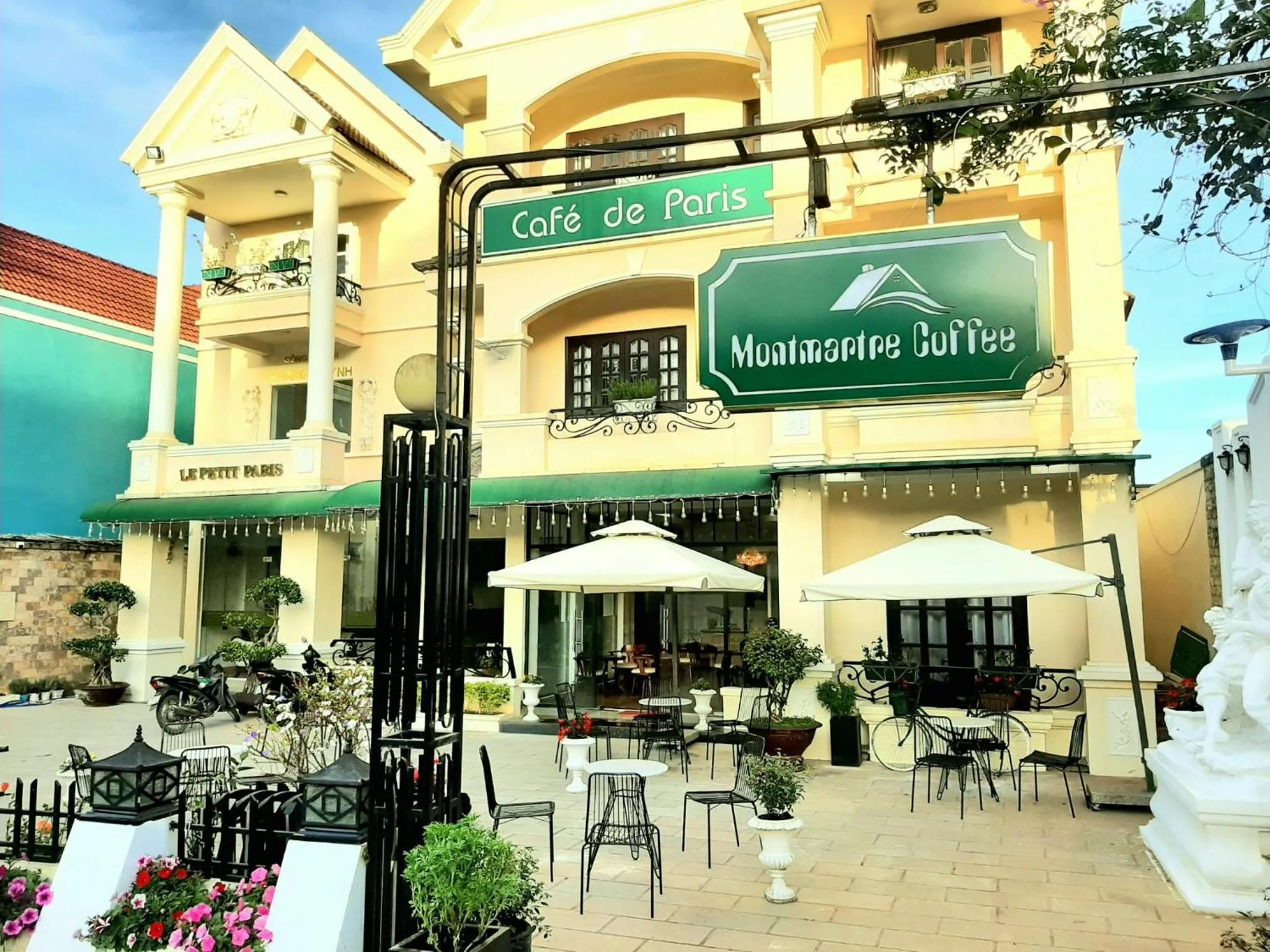 Property building in Le Petit Paris Dalat Hotel