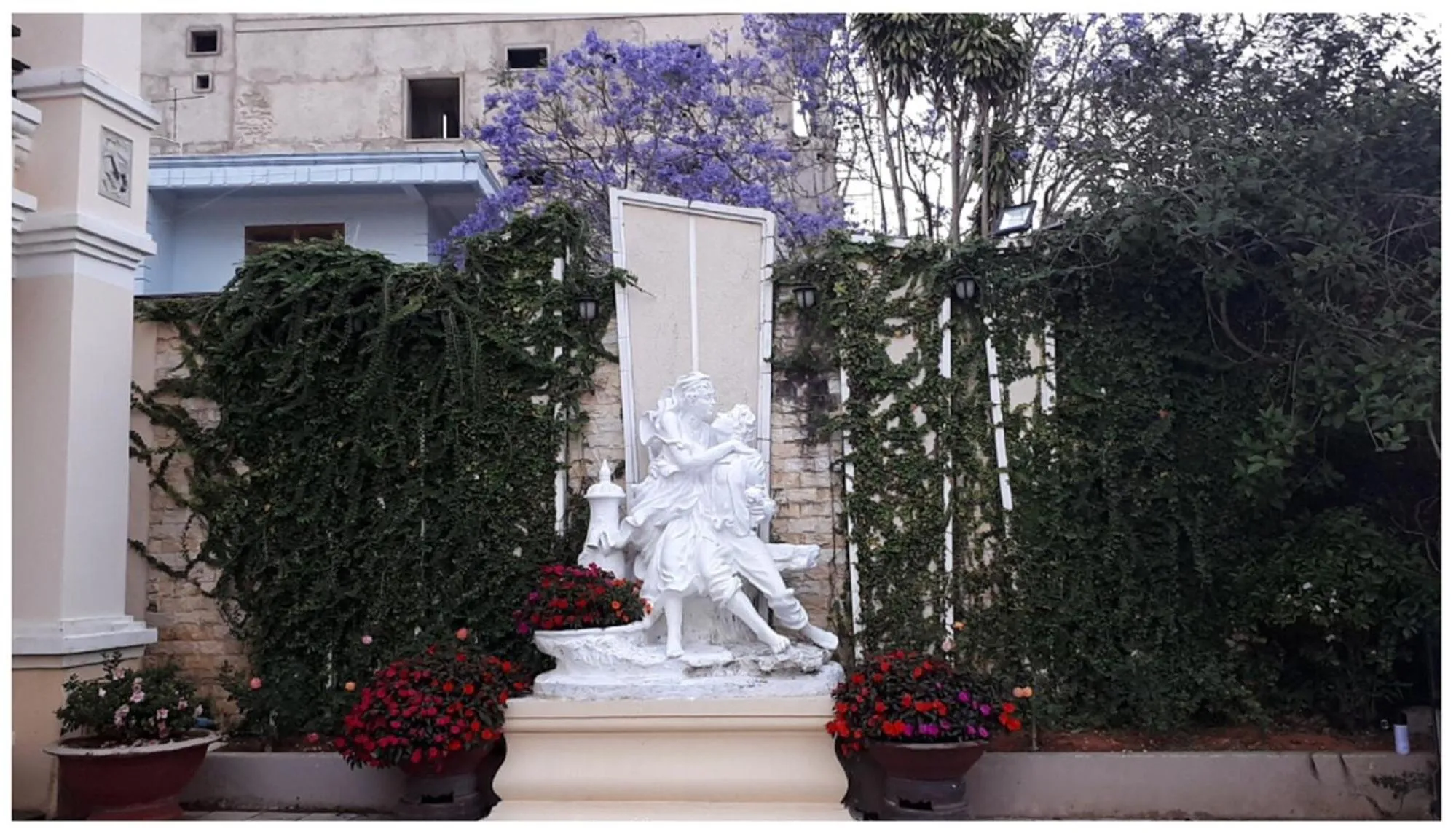 Restaurant/places to eat in Le Petit Paris Dalat Hotel