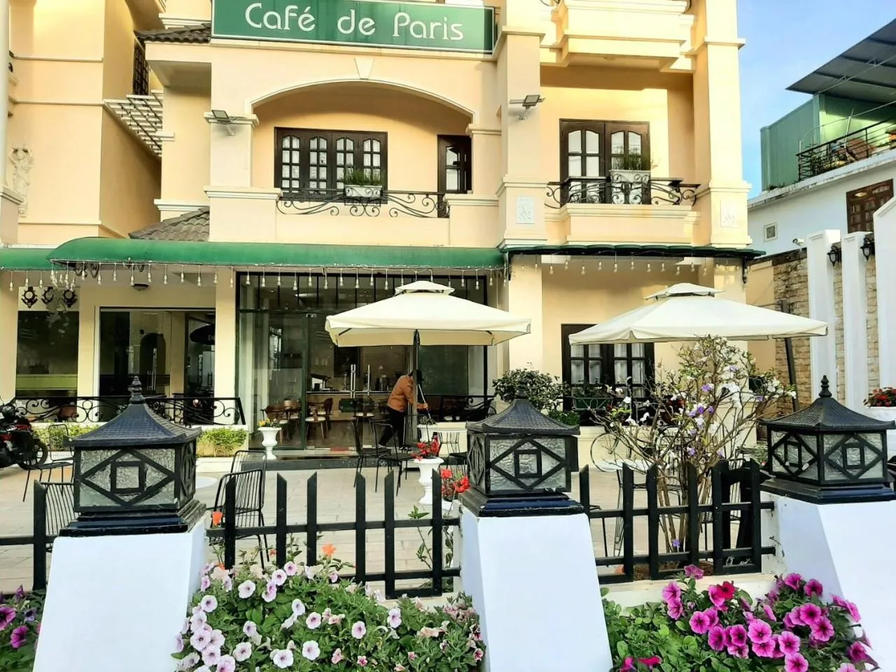 Property building in Le Petit Paris Dalat Hotel