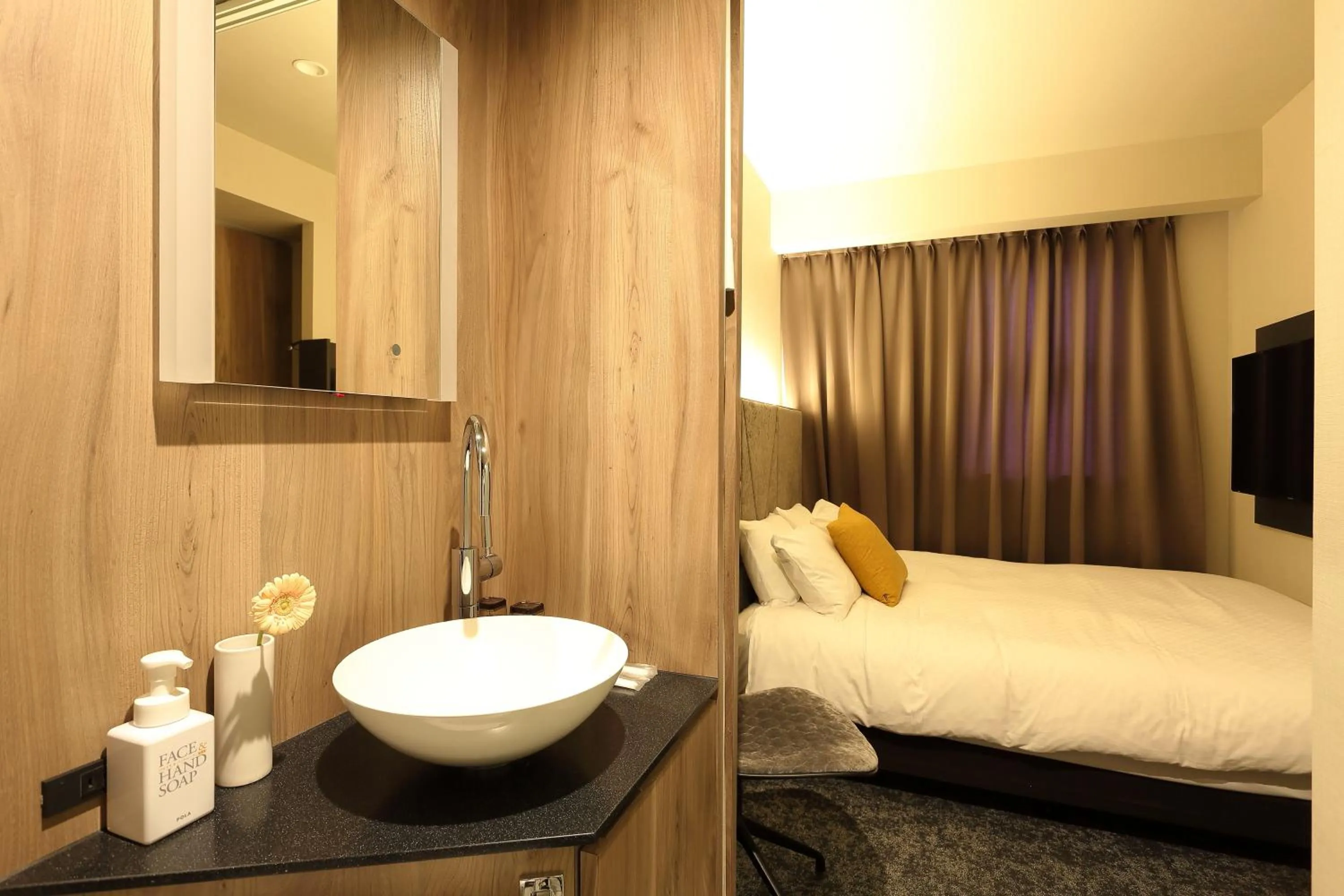 Bathroom, Bed in Hotel Massimo Mishima