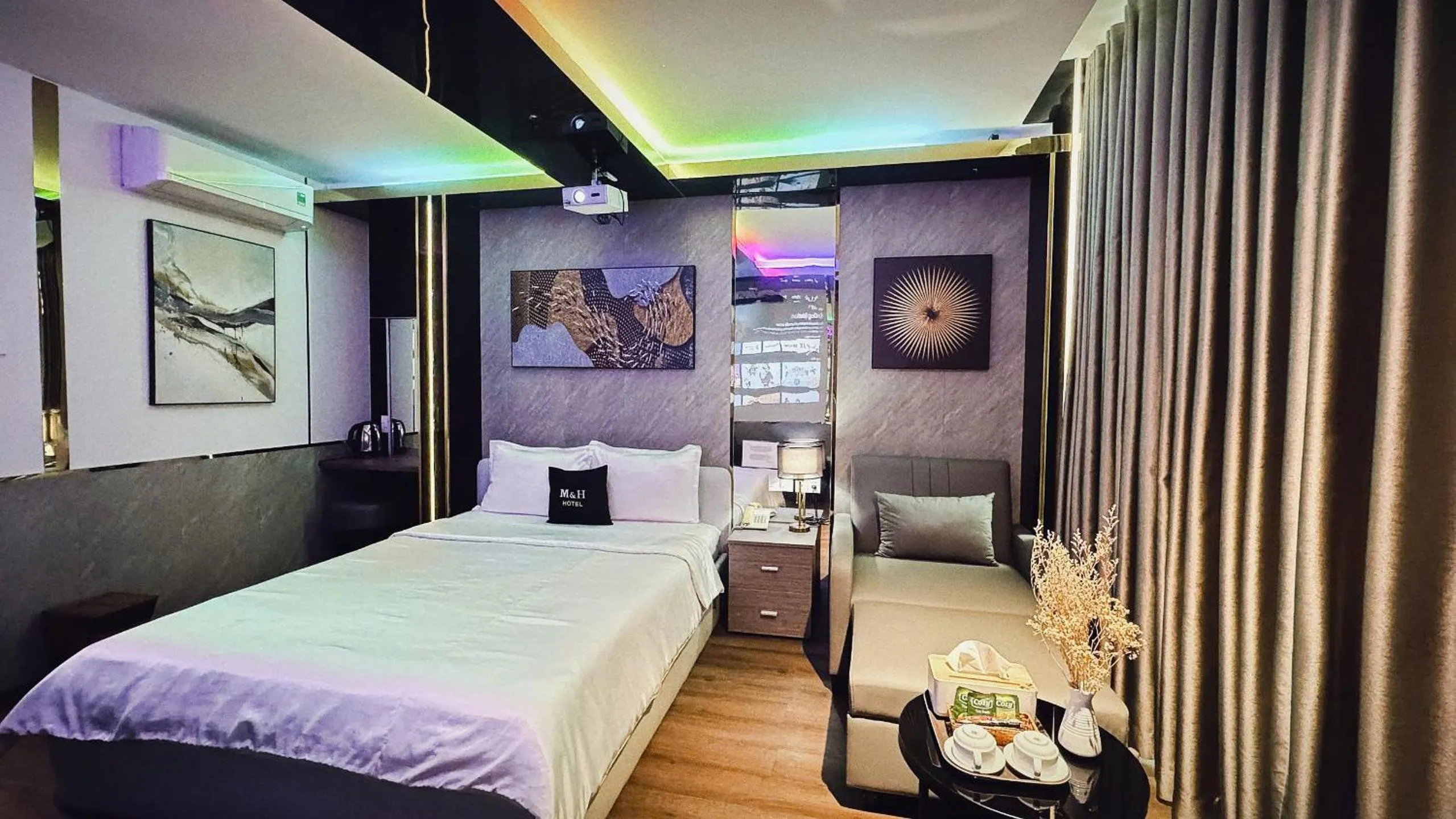 Photo of the whole room, Bed in M&H Hotel