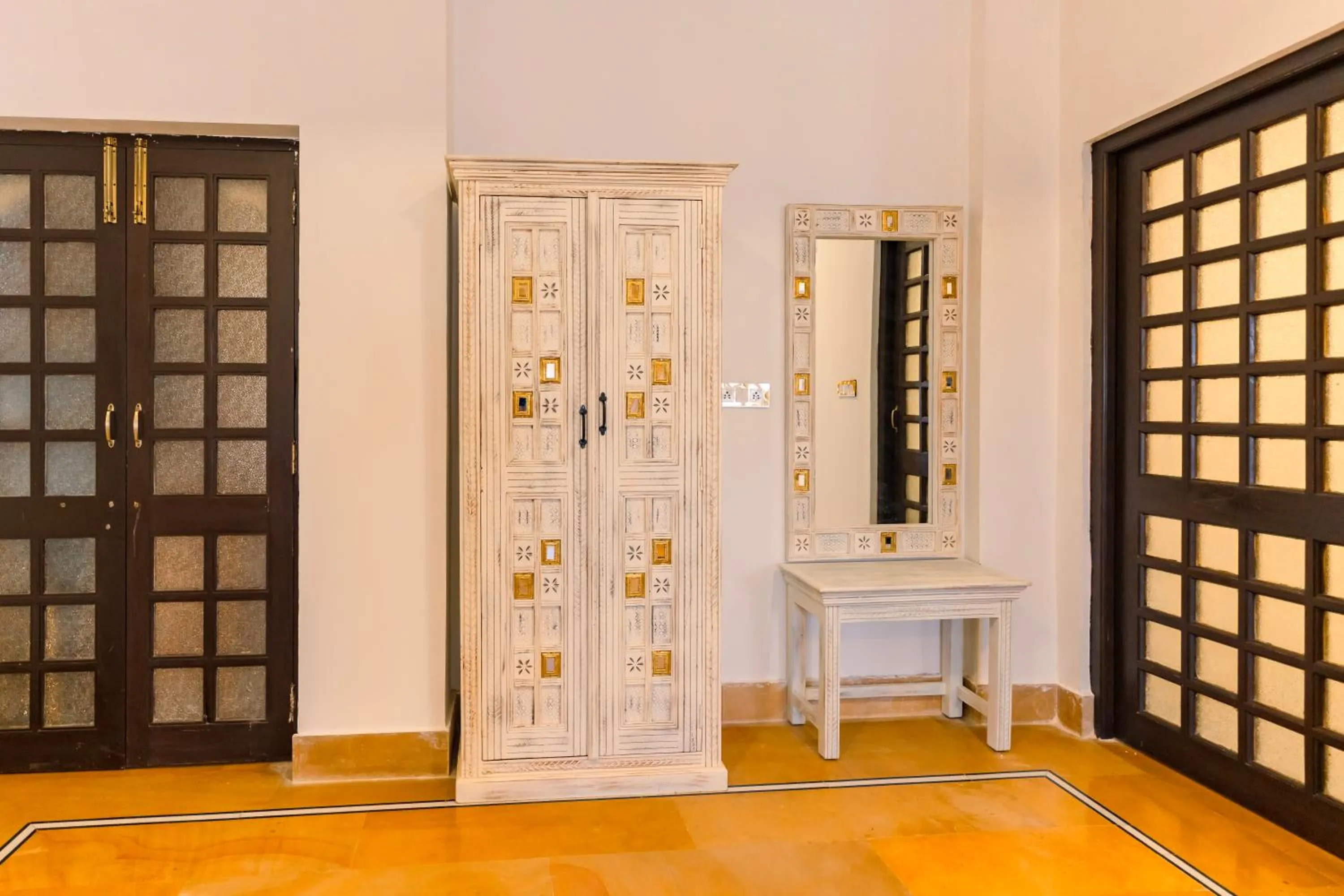 wardrobe in Hotel Durjay Garh