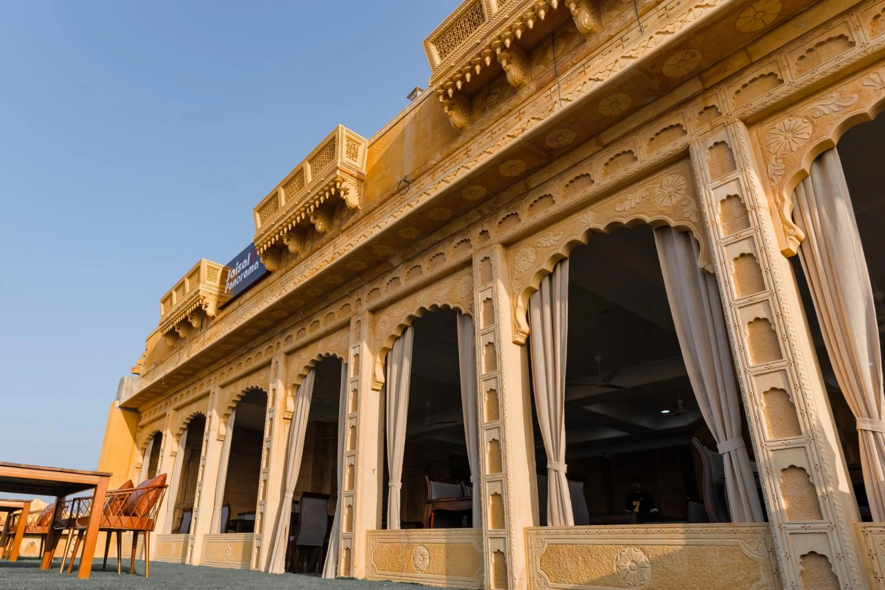 Restaurant/places to eat in Hotel Durjay Garh