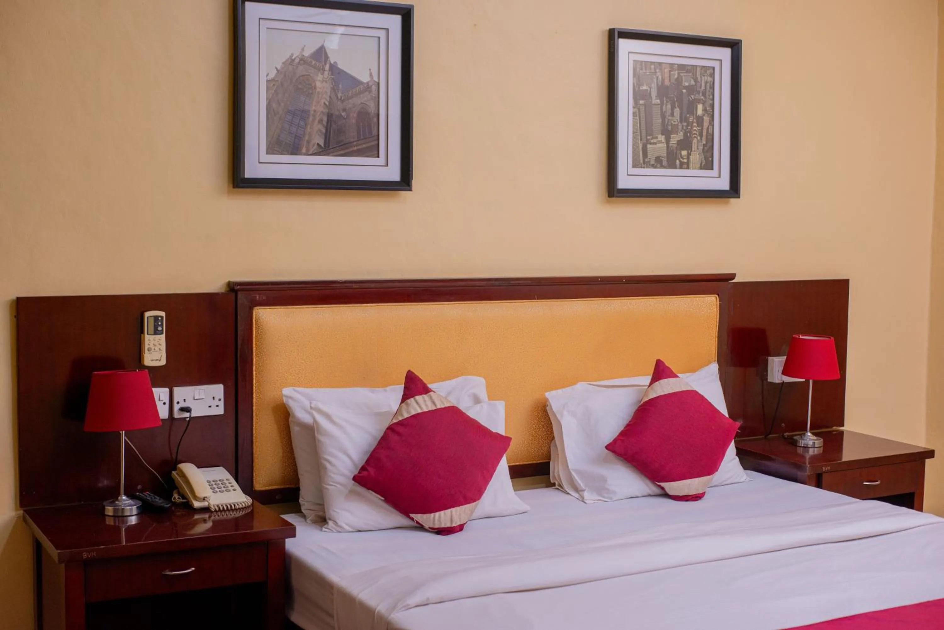 Bed in Bridgeview Hotel and Conference Centre