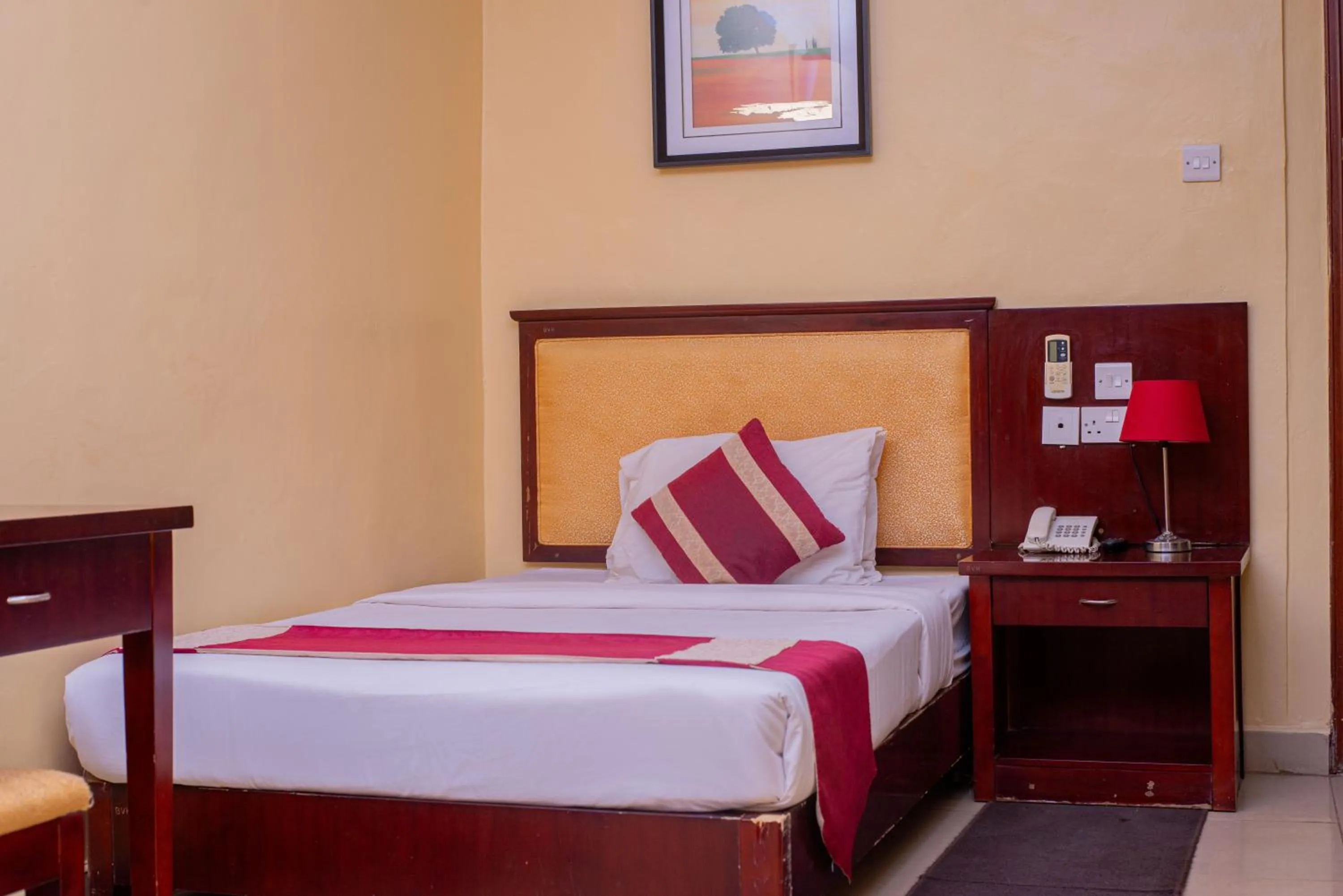 Bed in Bridgeview Hotel and Conference Centre