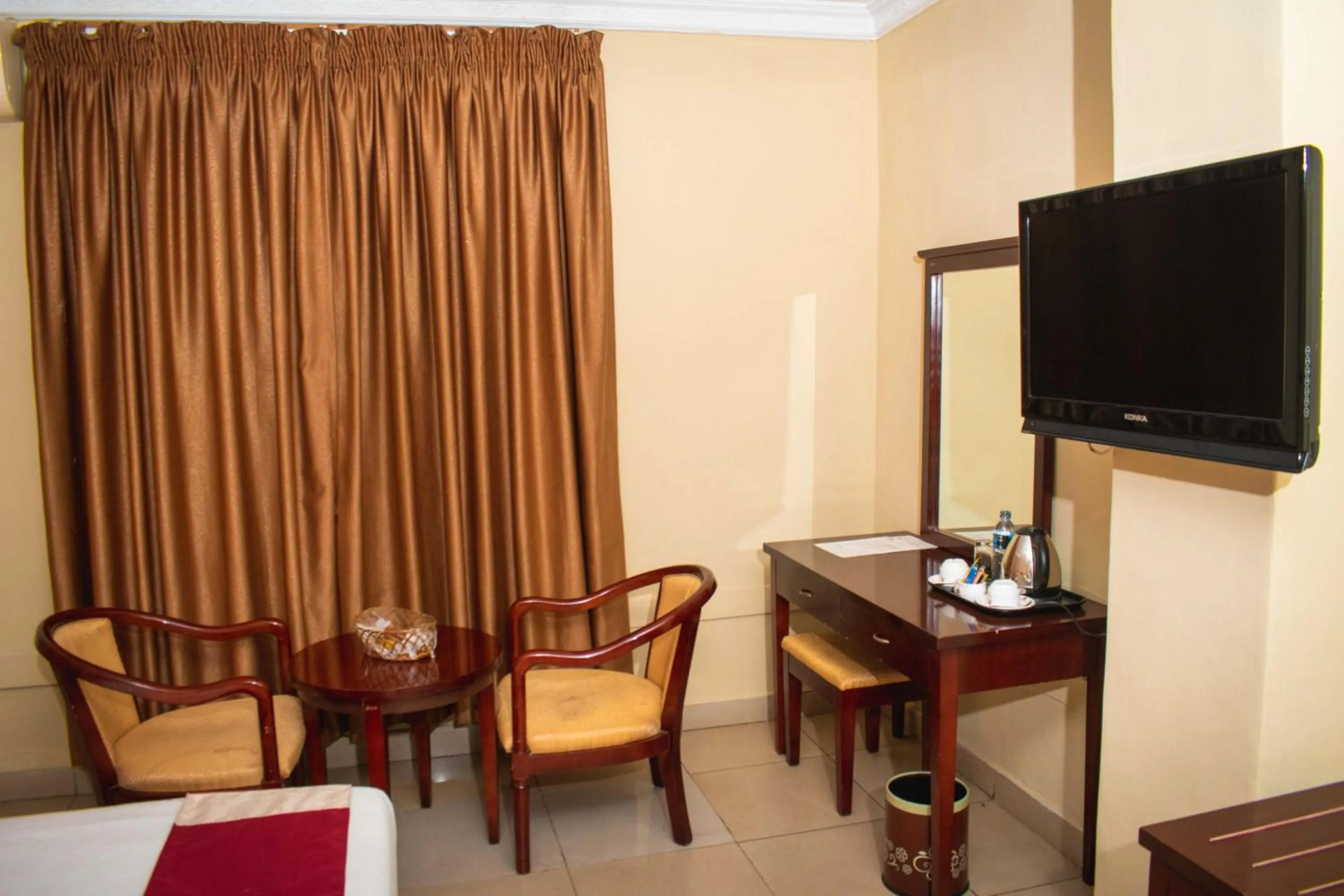 Bed in Bridgeview Hotel and Conference Centre