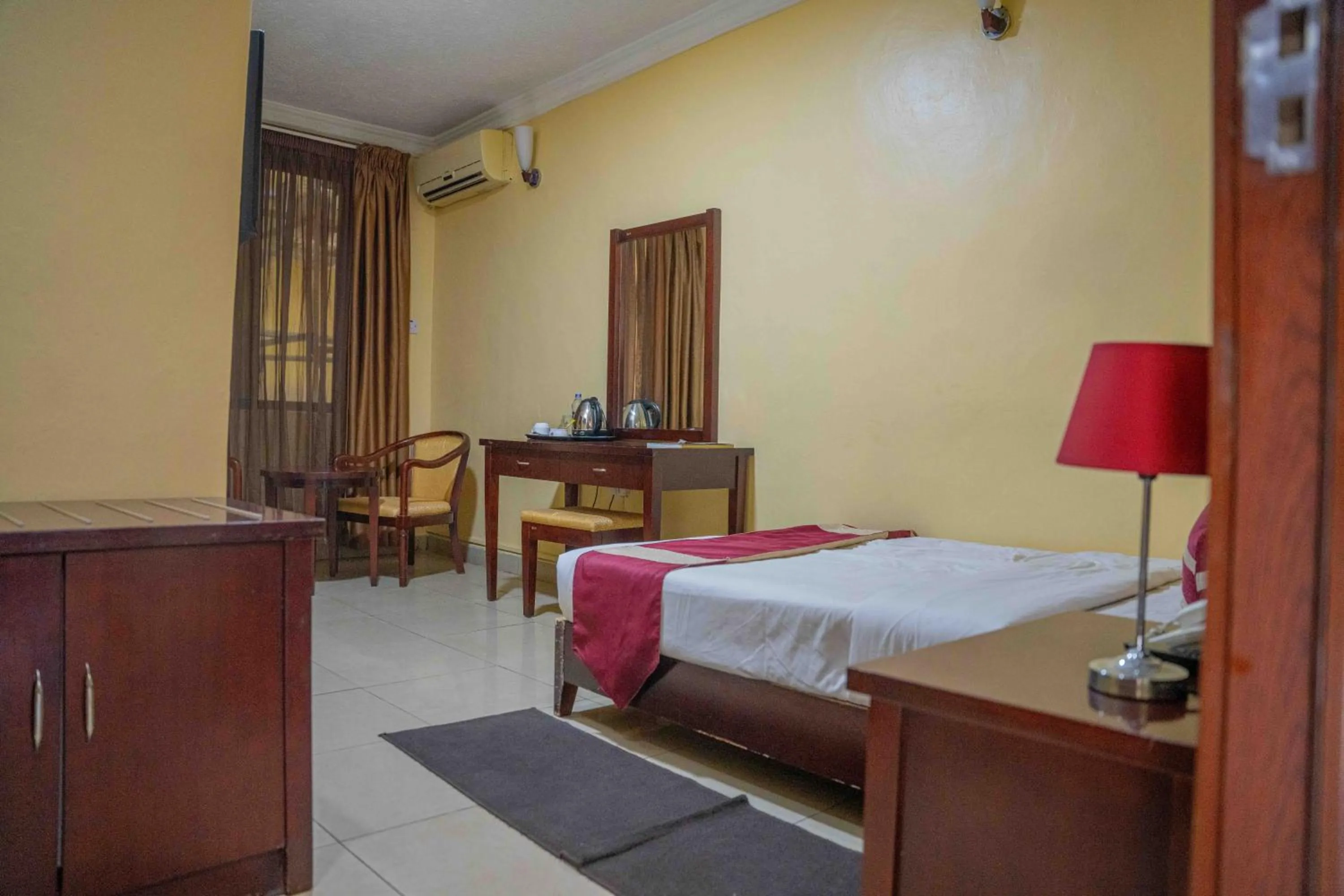 Bed in Bridgeview Hotel and Conference Centre