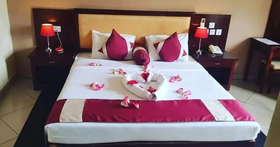Bed in Bridgeview Hotel and Conference Centre
