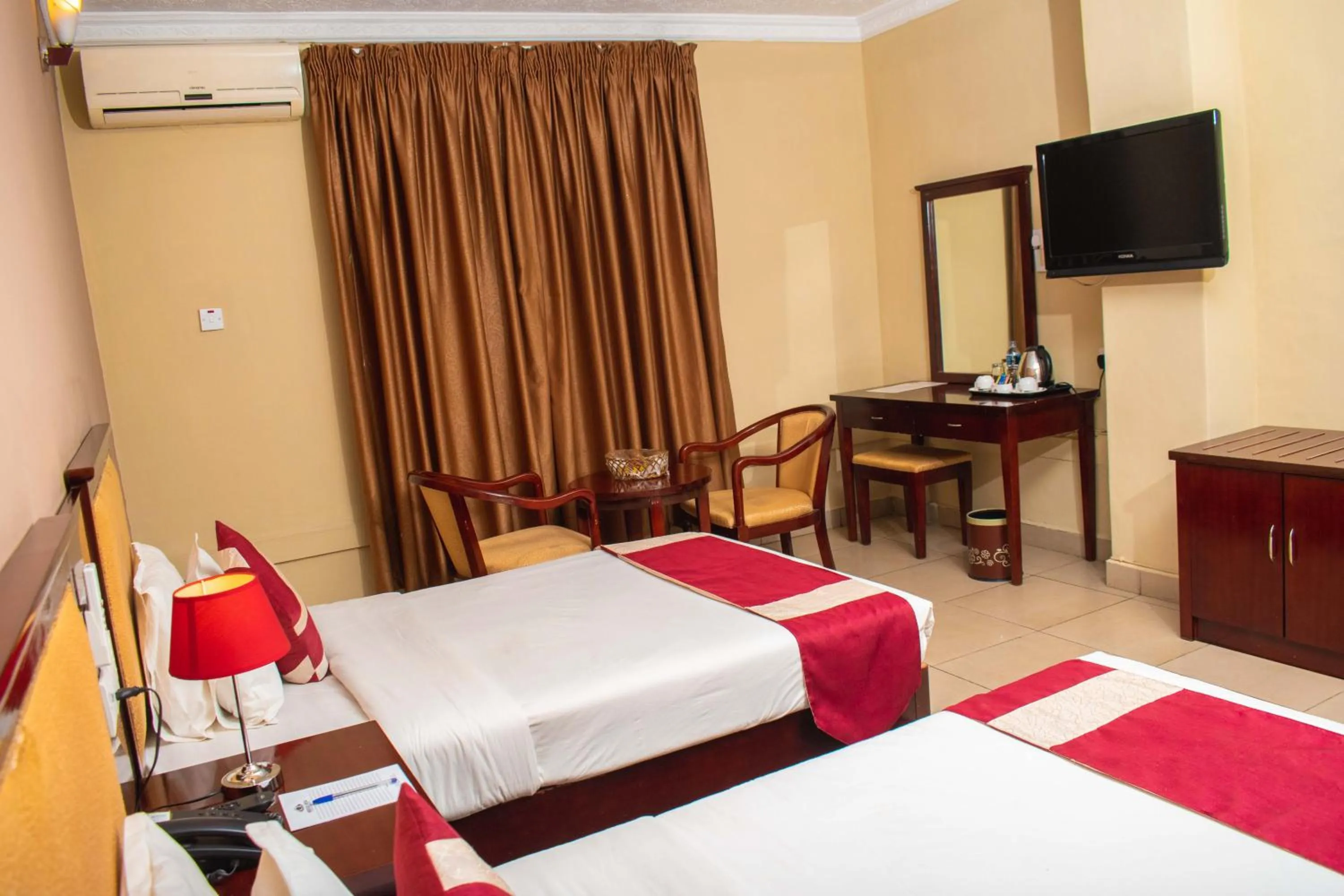 Bed in Bridgeview Hotel and Conference Centre