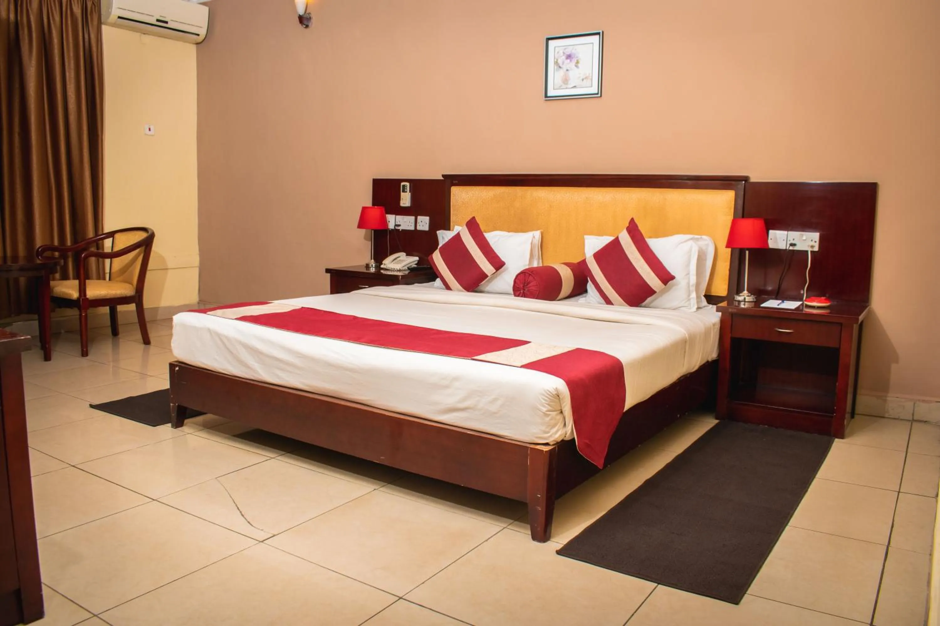 Bed in Bridgeview Hotel and Conference Centre