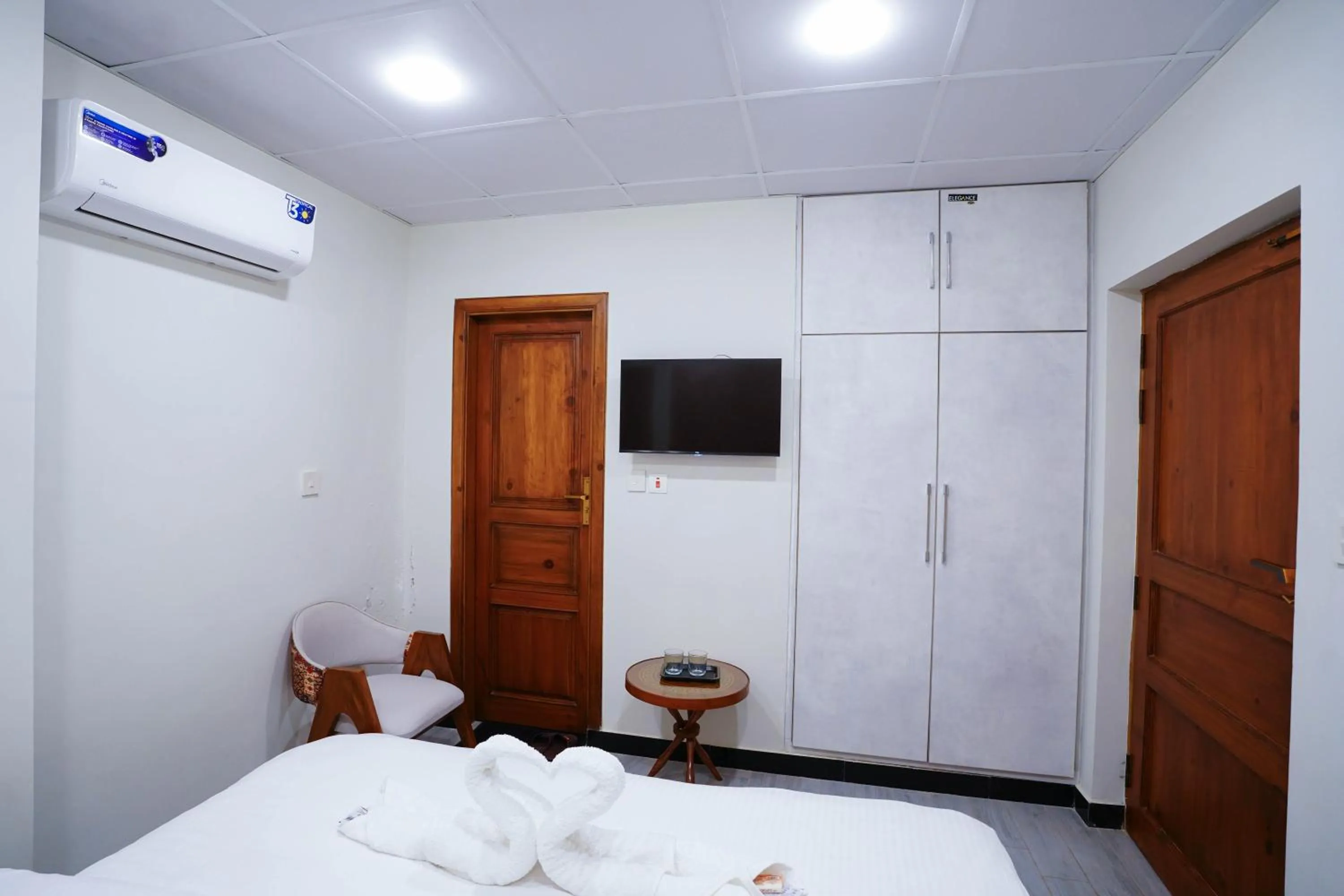 TV and multimedia, Bed in Luxvill Hotel