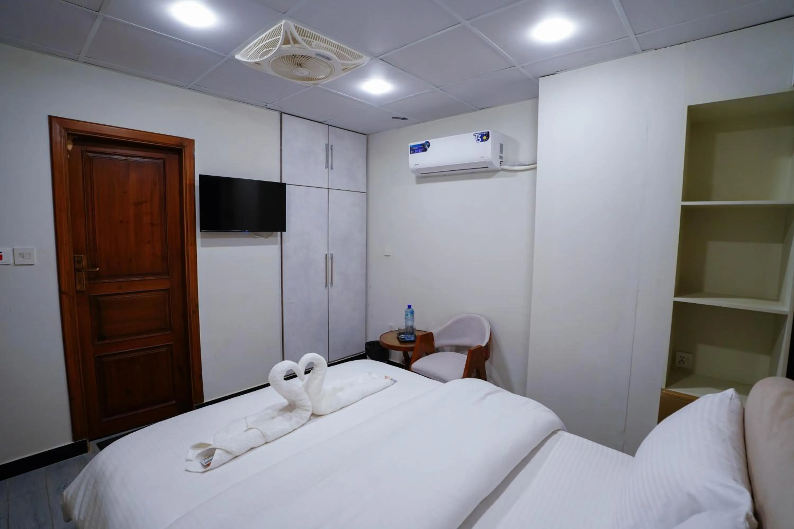 TV and multimedia, Bed in Luxvill Hotel