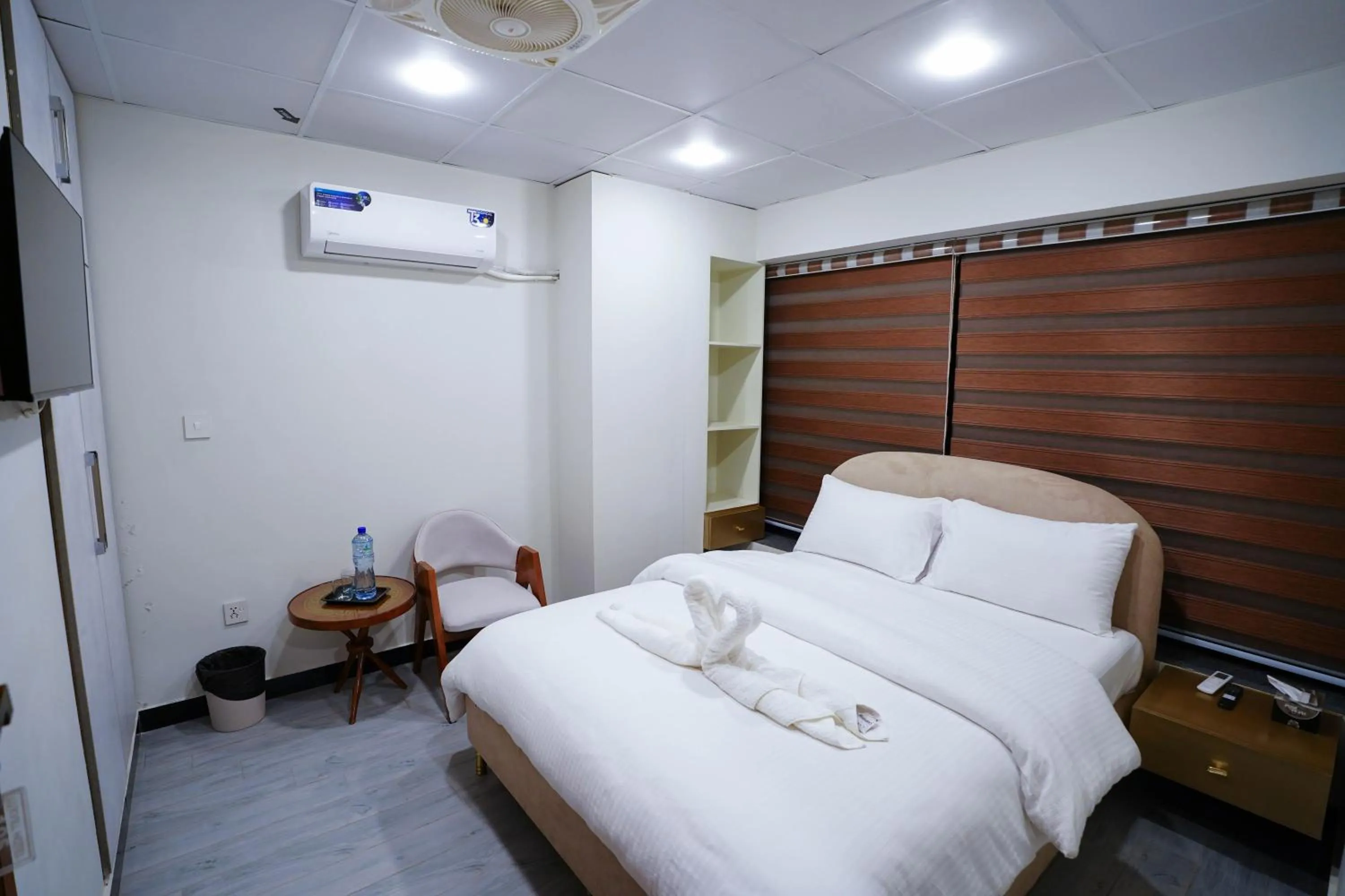 Photo of the whole room, Bed in Luxvill Hotel