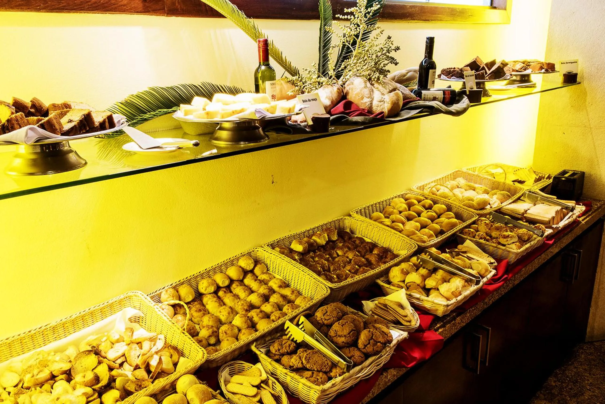 Buffet breakfast in Pontalmar Praia Hotel