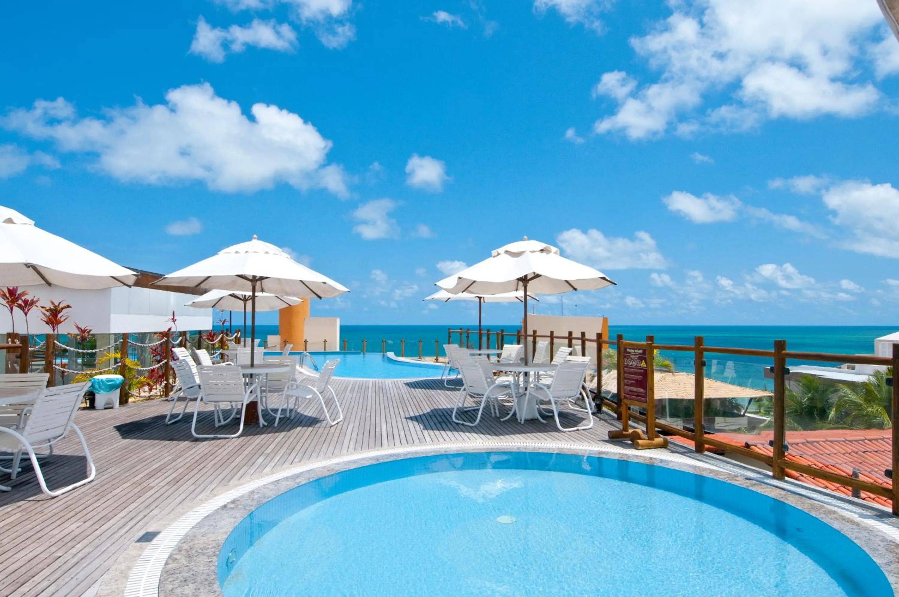 Swimming pool in Pontalmar Praia Hotel