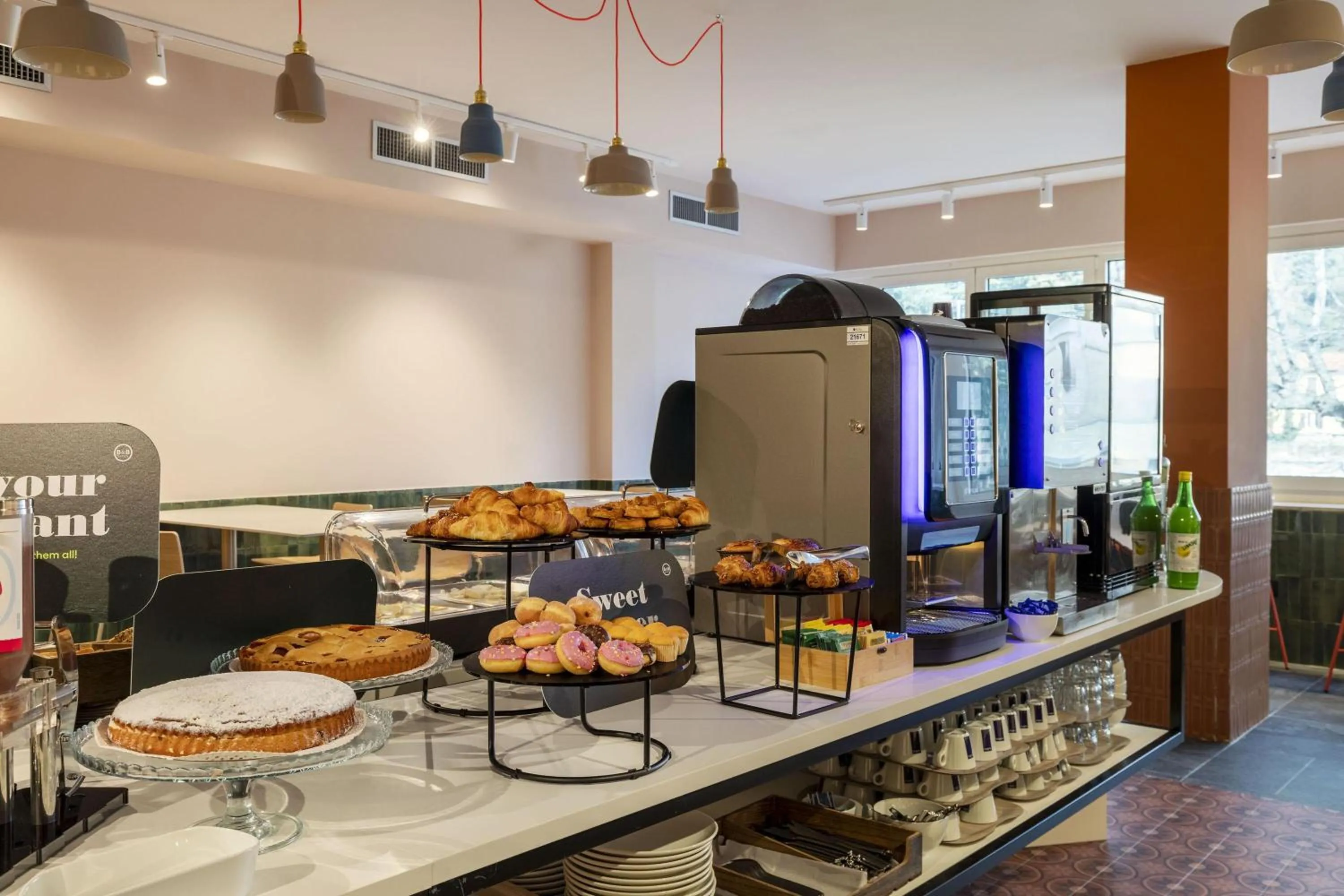 Restaurant/places to eat in B&B HOTEL Como Baradello