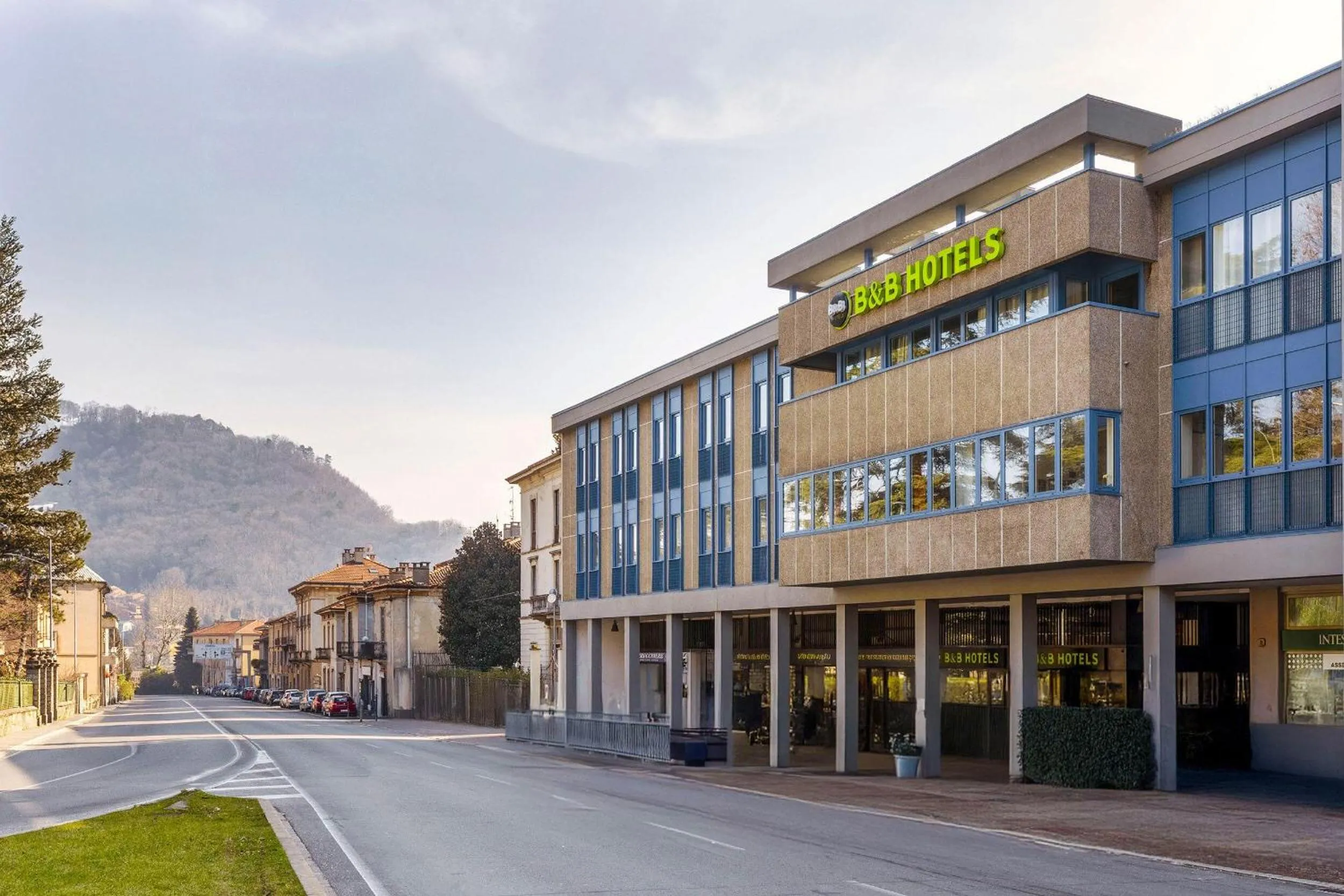 Property building in B&B HOTEL Como Baradello