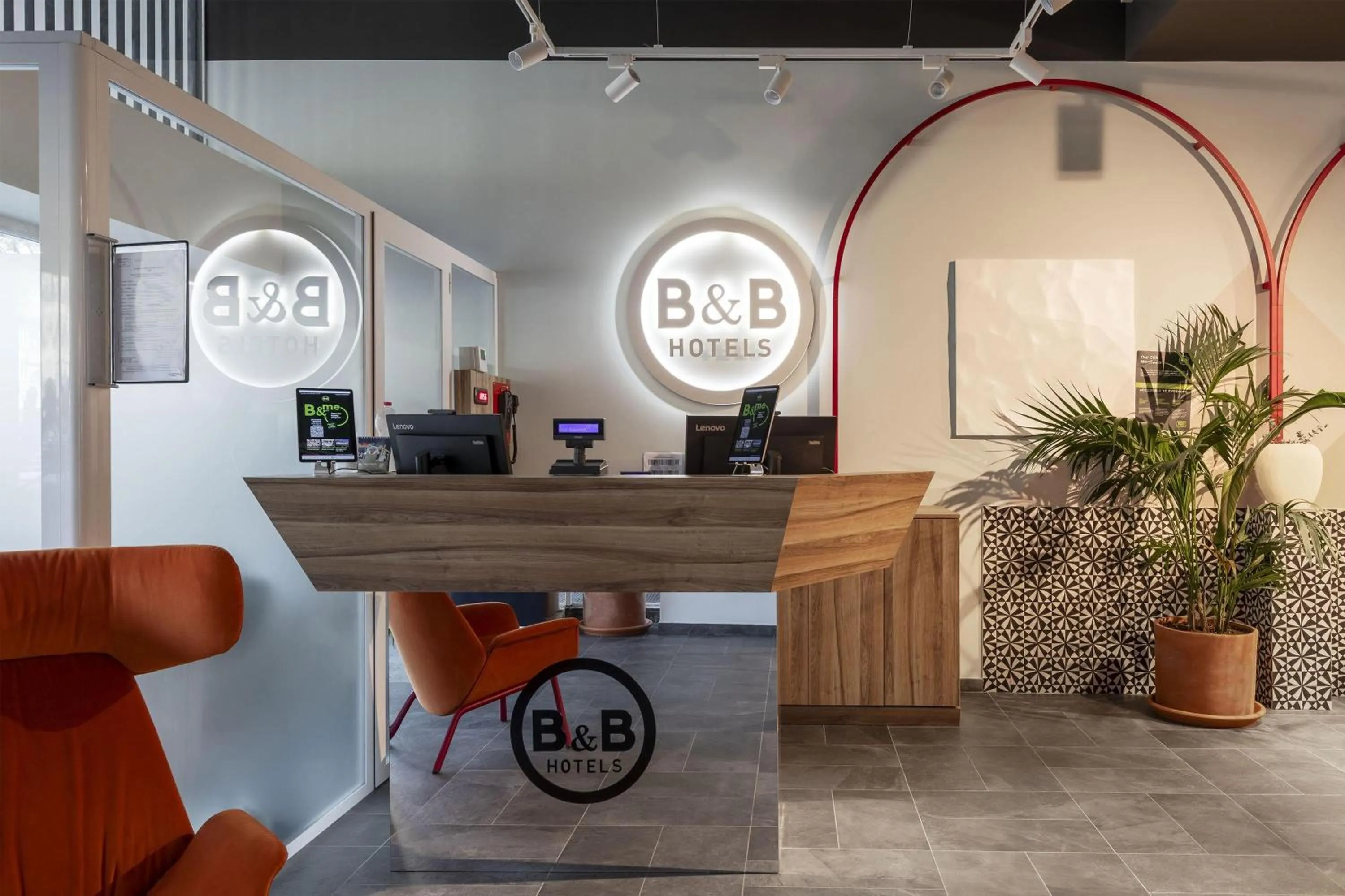 Lobby or reception in B&B HOTEL Como Baradello