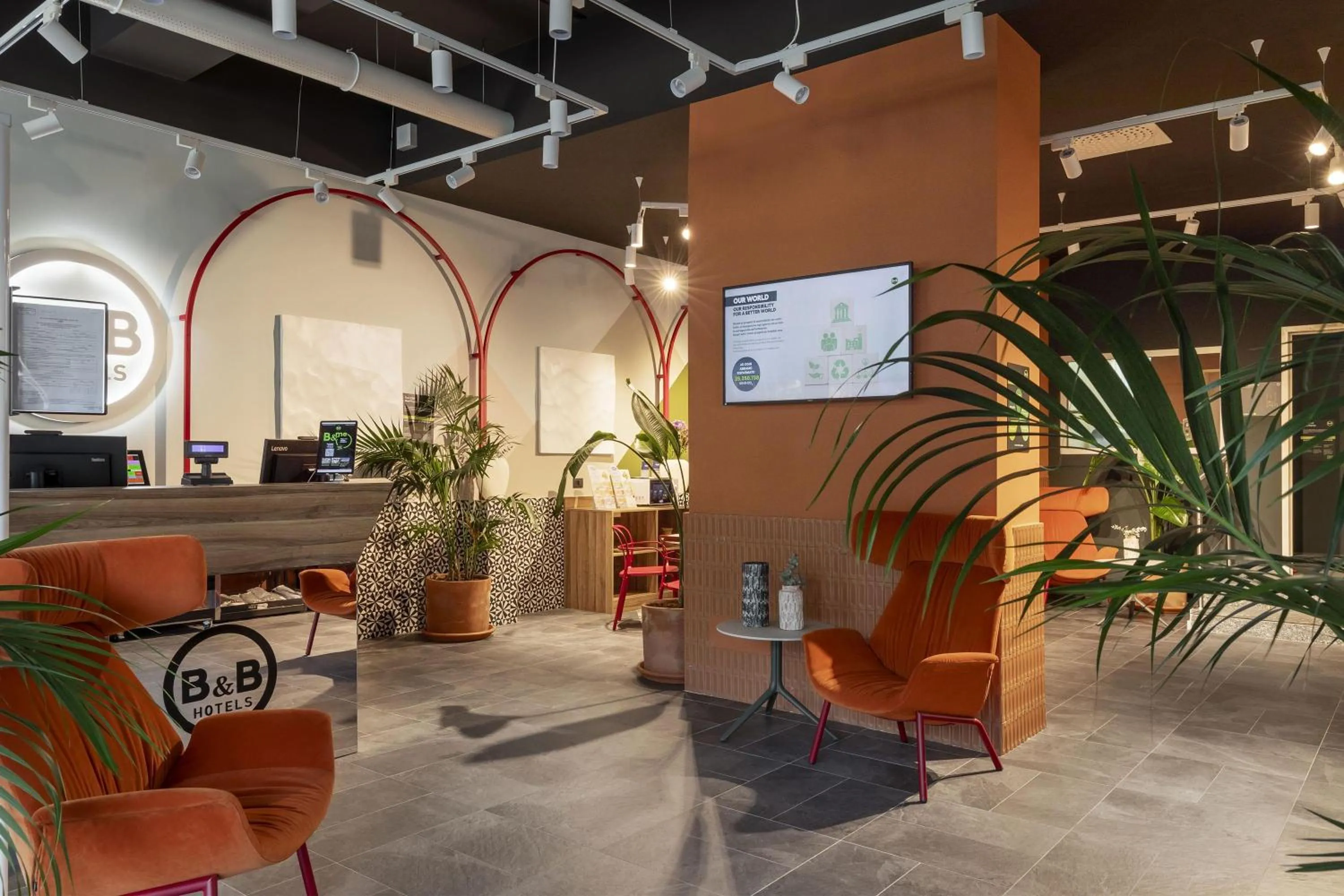 Lobby or reception in B&B HOTEL Como Baradello