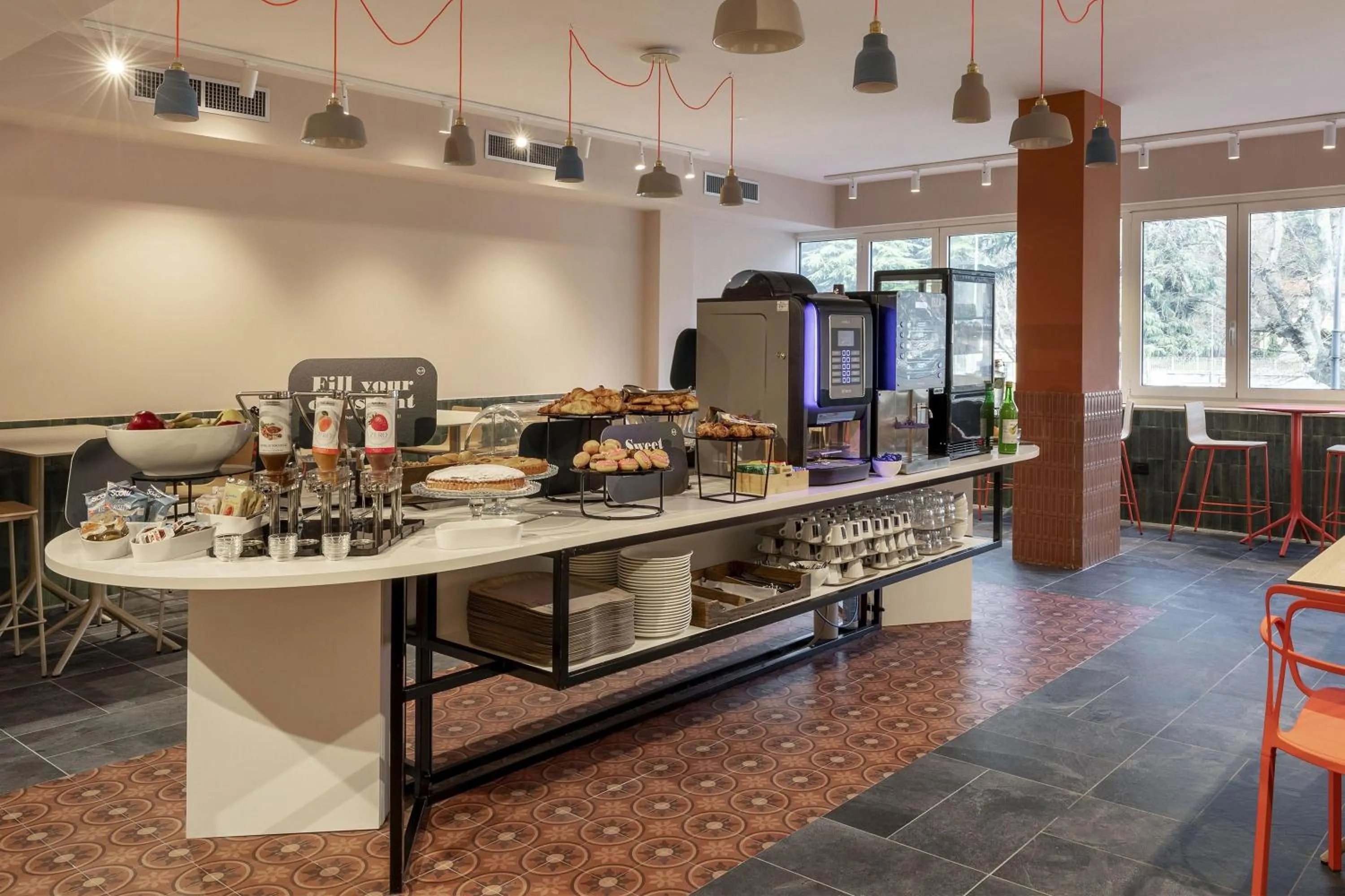 Restaurant/places to eat in B&B HOTEL Como Baradello