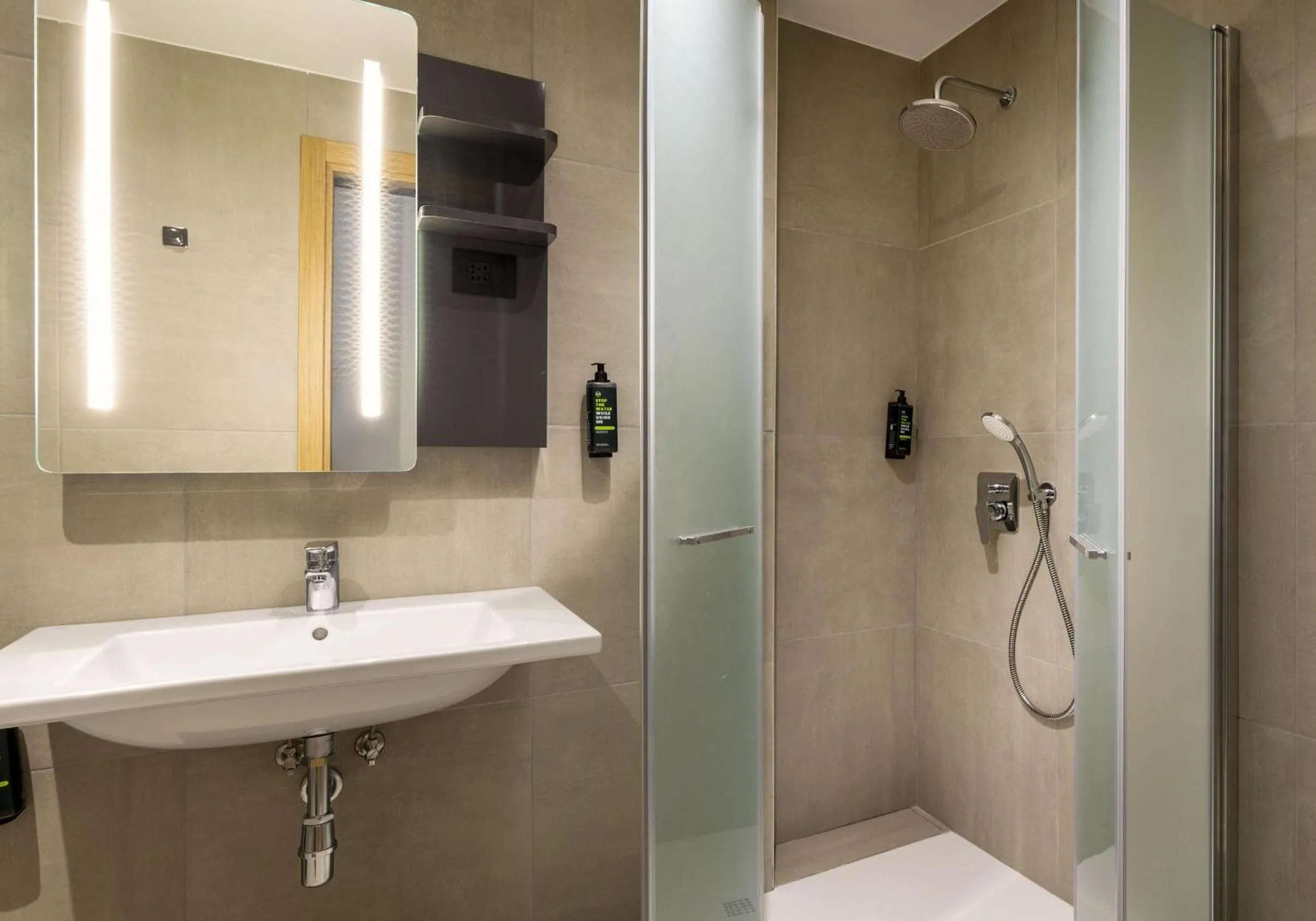 Bathroom in B&B HOTEL Como Baradello