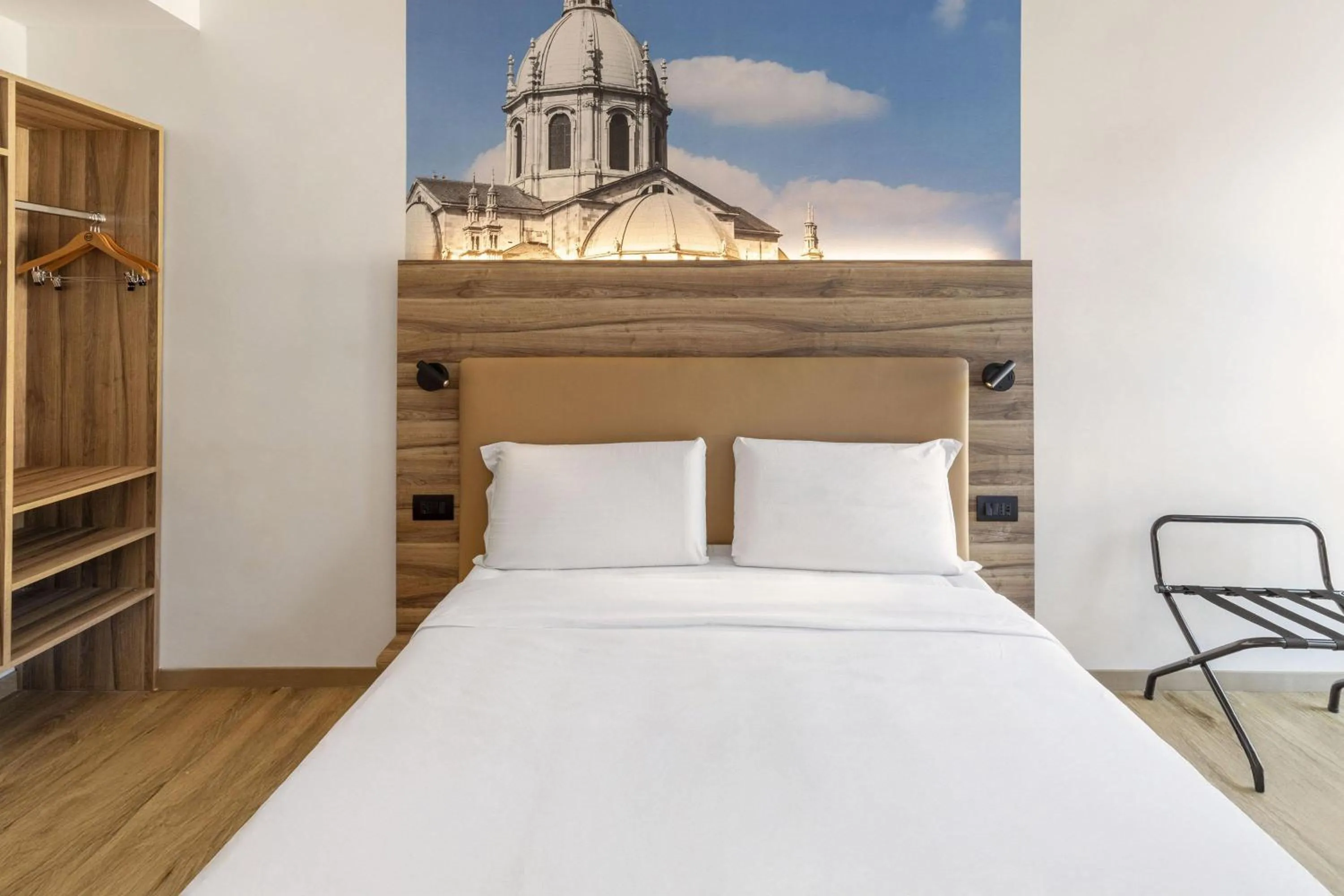 Photo of the whole room, Bed in B&B HOTEL Como Baradello