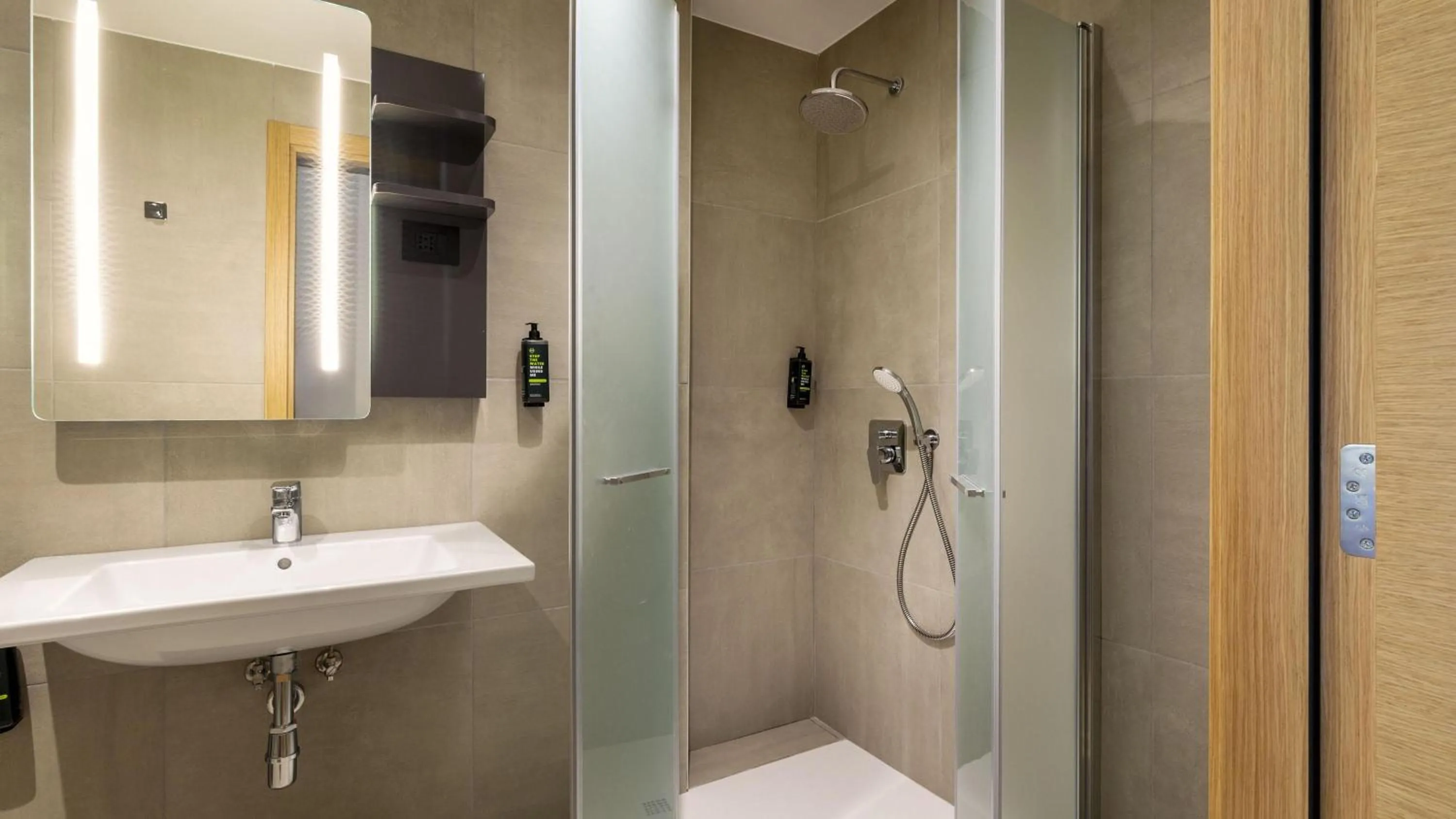 Bathroom in B&B HOTEL Como Baradello