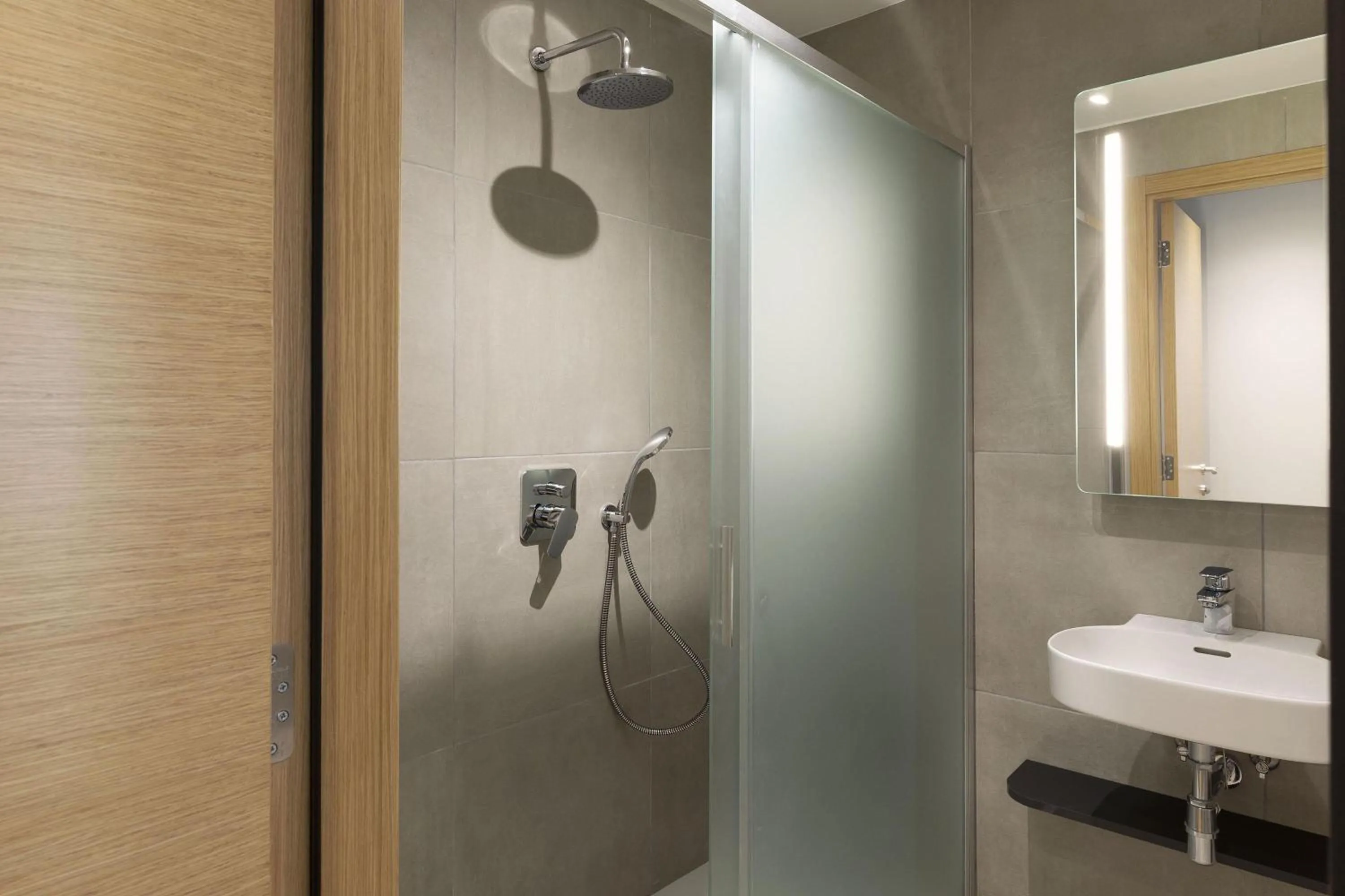 Photo of the whole room in B&B HOTEL Como Baradello