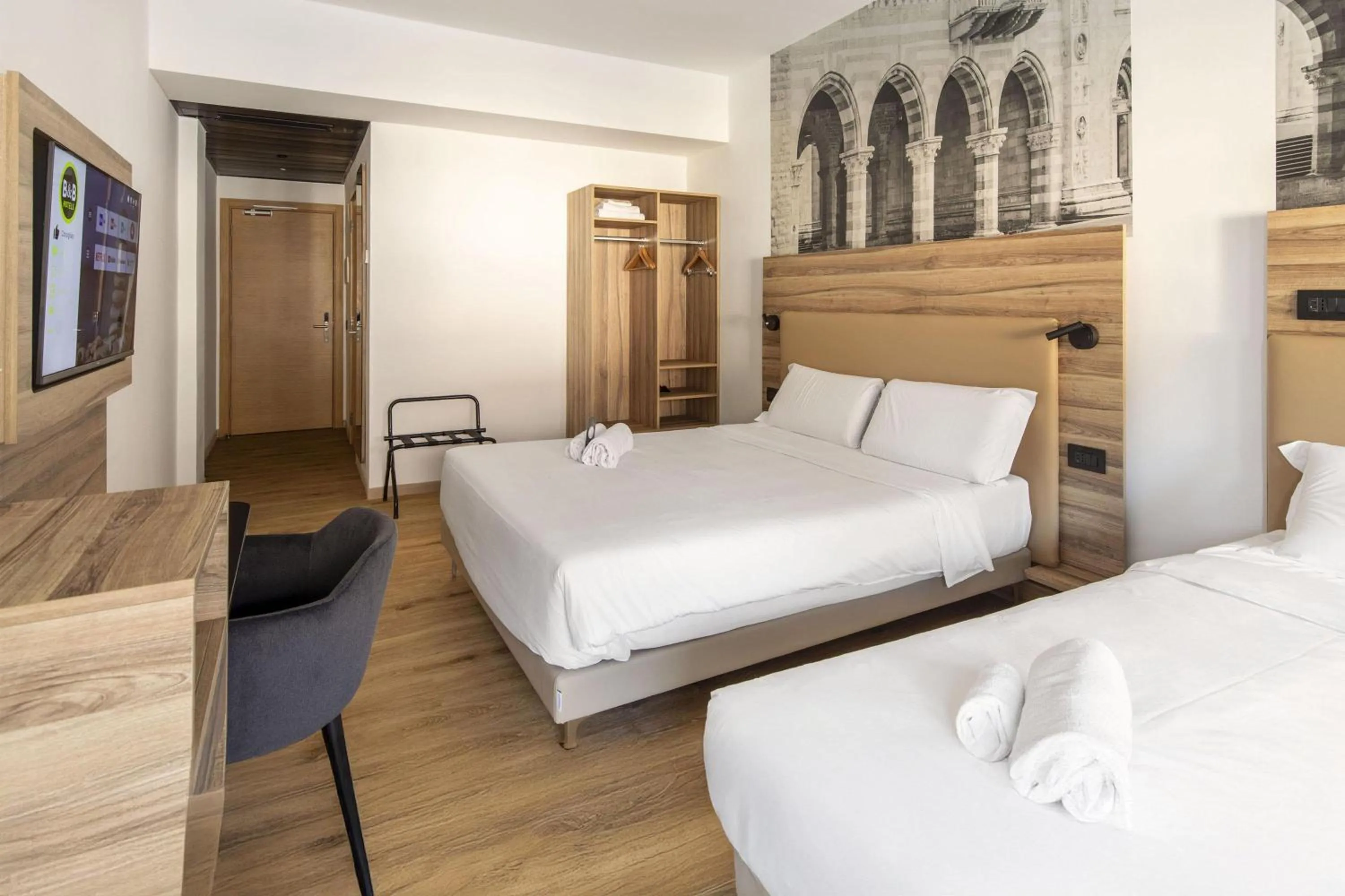 Photo of the whole room, Bed in B&B HOTEL Como Baradello