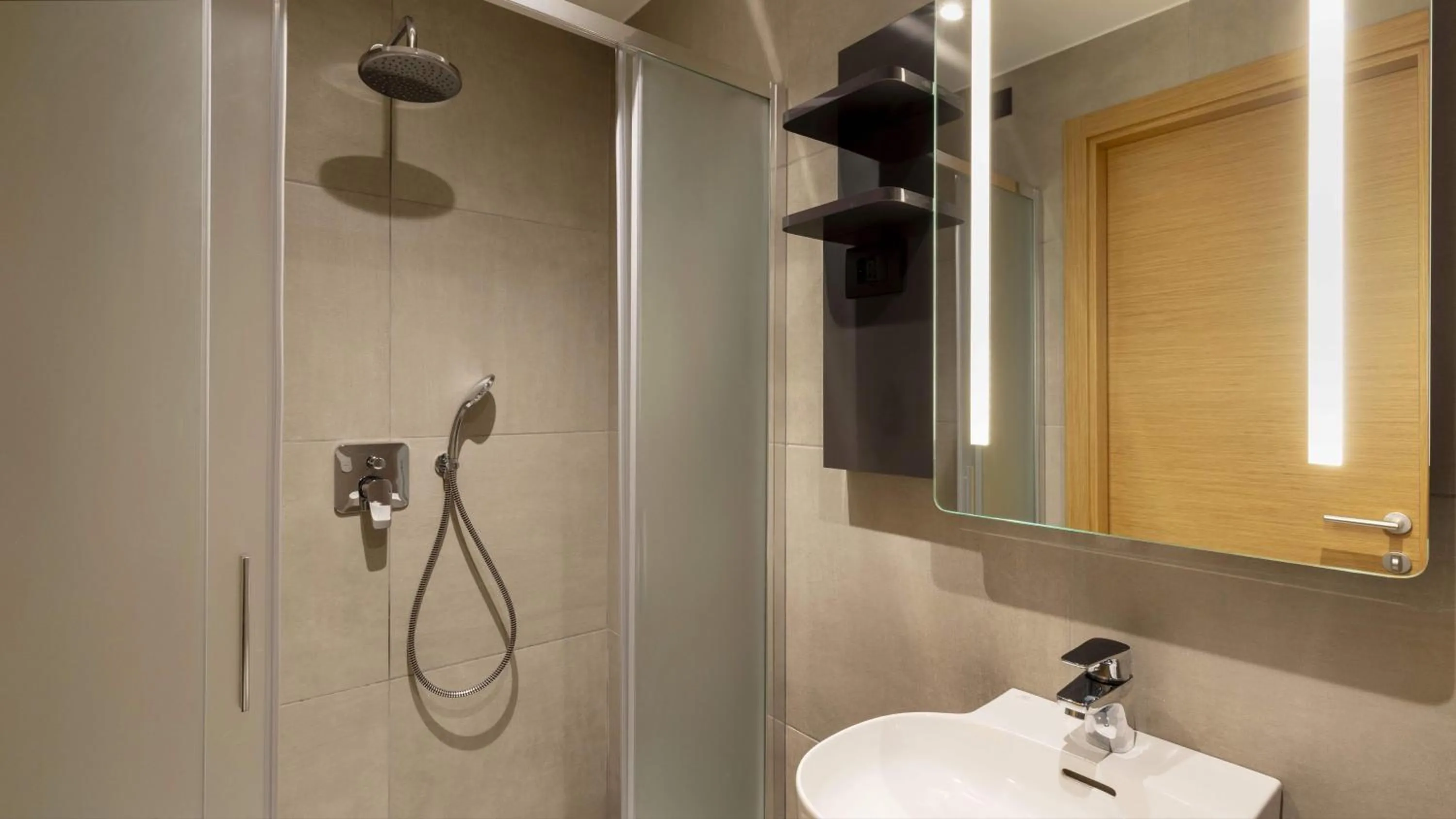 Bathroom in B&B HOTEL Como Baradello