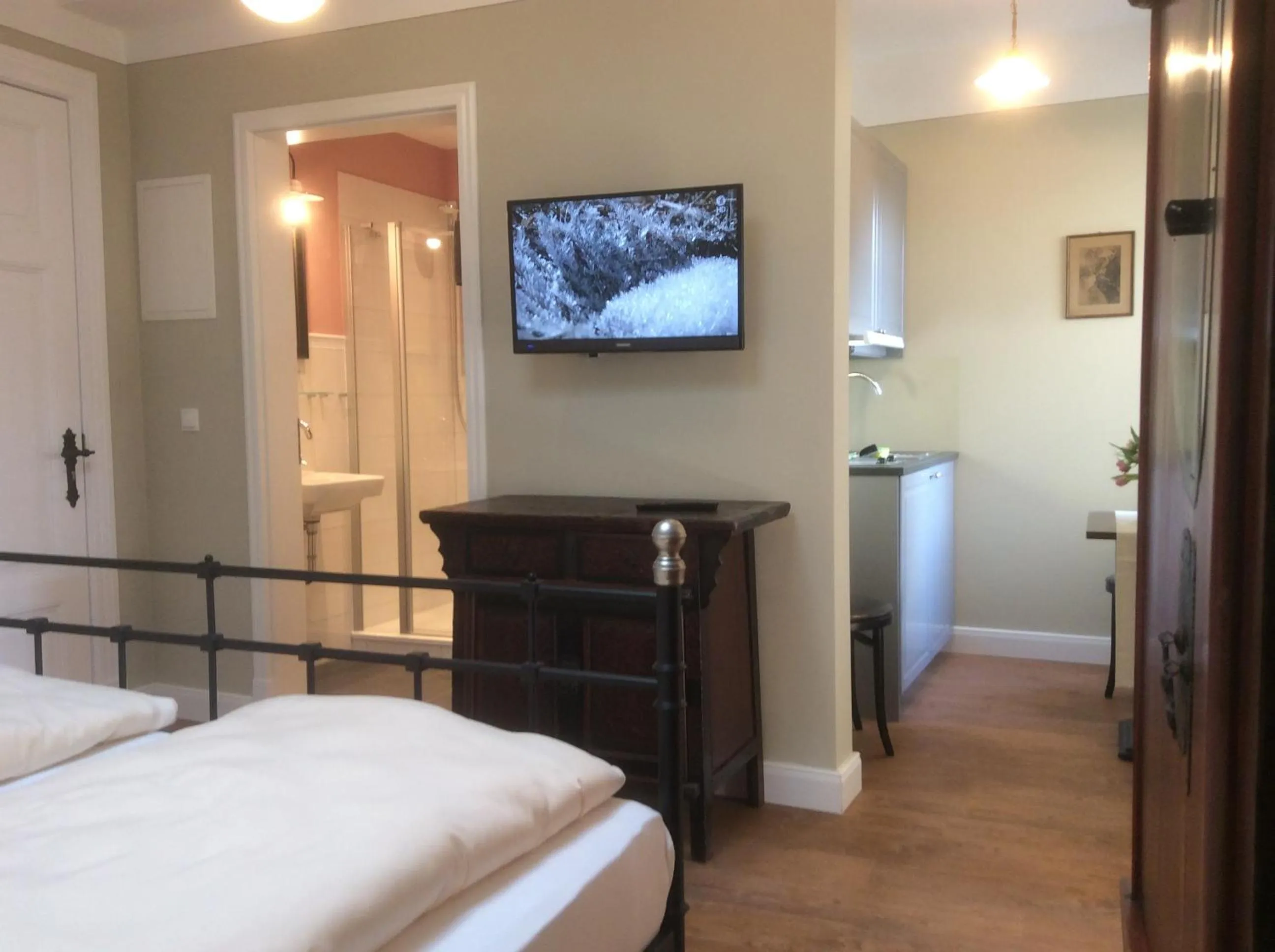 Photo of the whole room, Bed in Hugos Haus & Berthas Haus