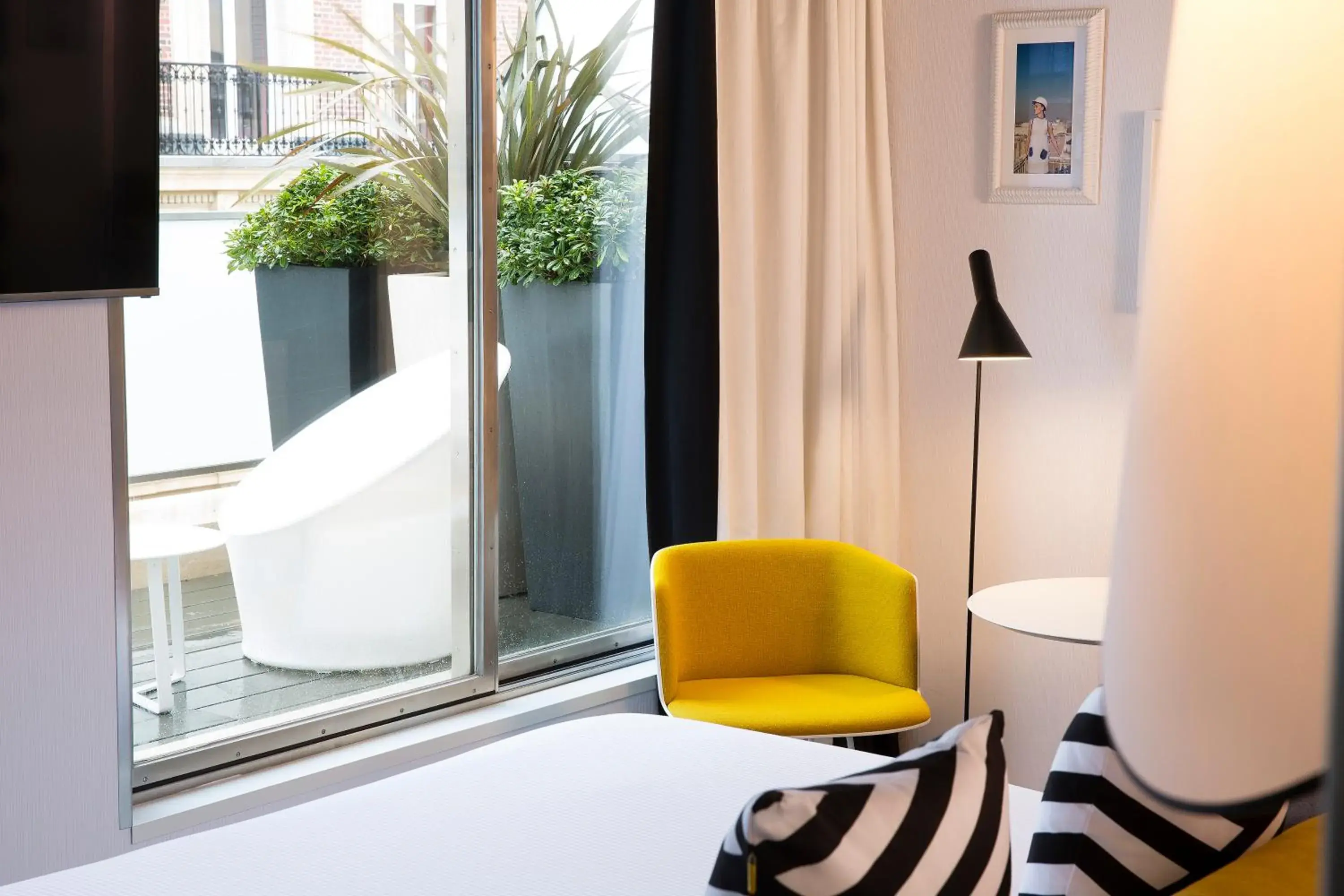 Superior Double or Twin Room with Terrace in Hotel Ekta Champs Elysées Superior Double or Twin Room with Terrace in Hotel Ekta Champs Elysées