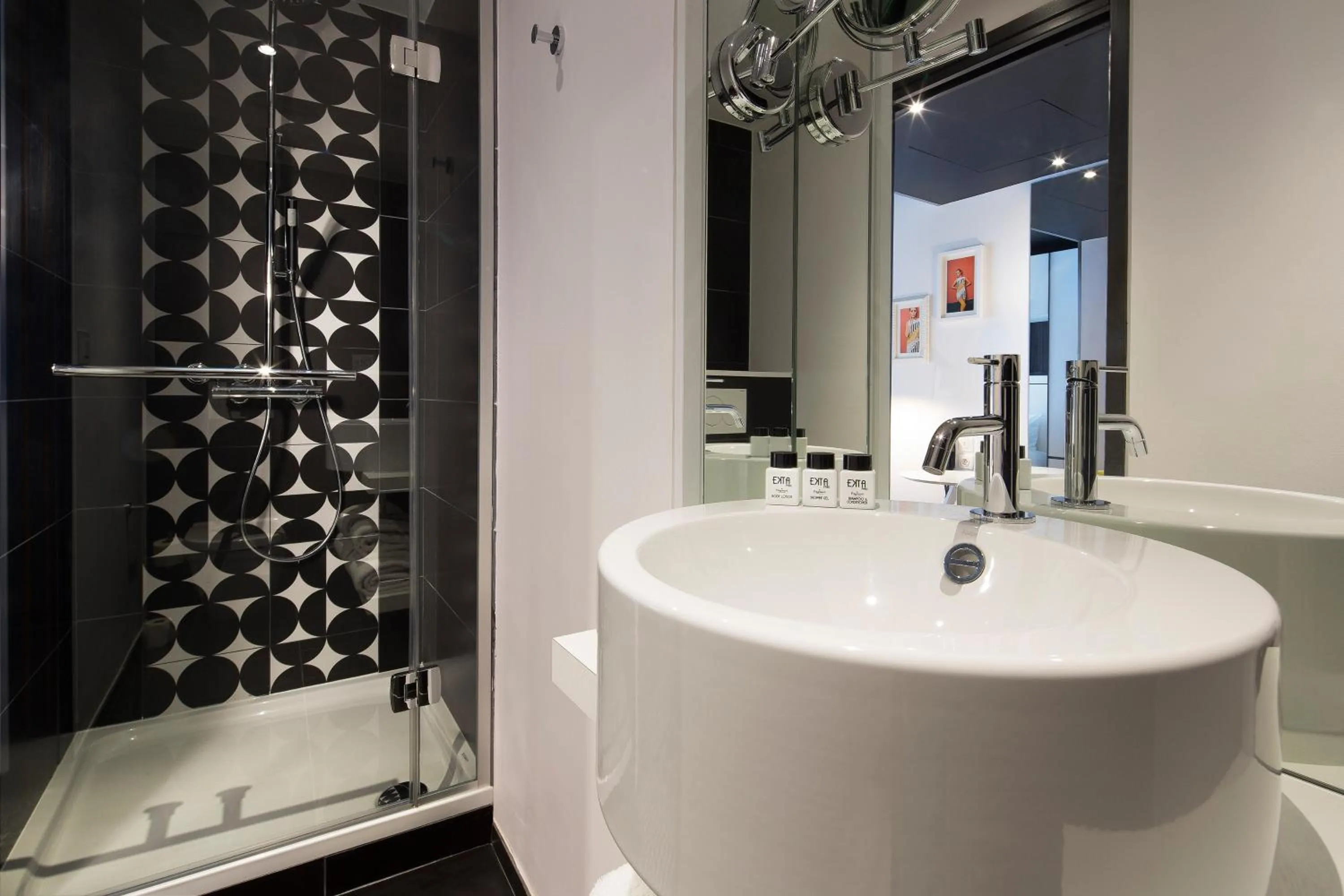 Shower in Hotel Ekta Champs Elysées