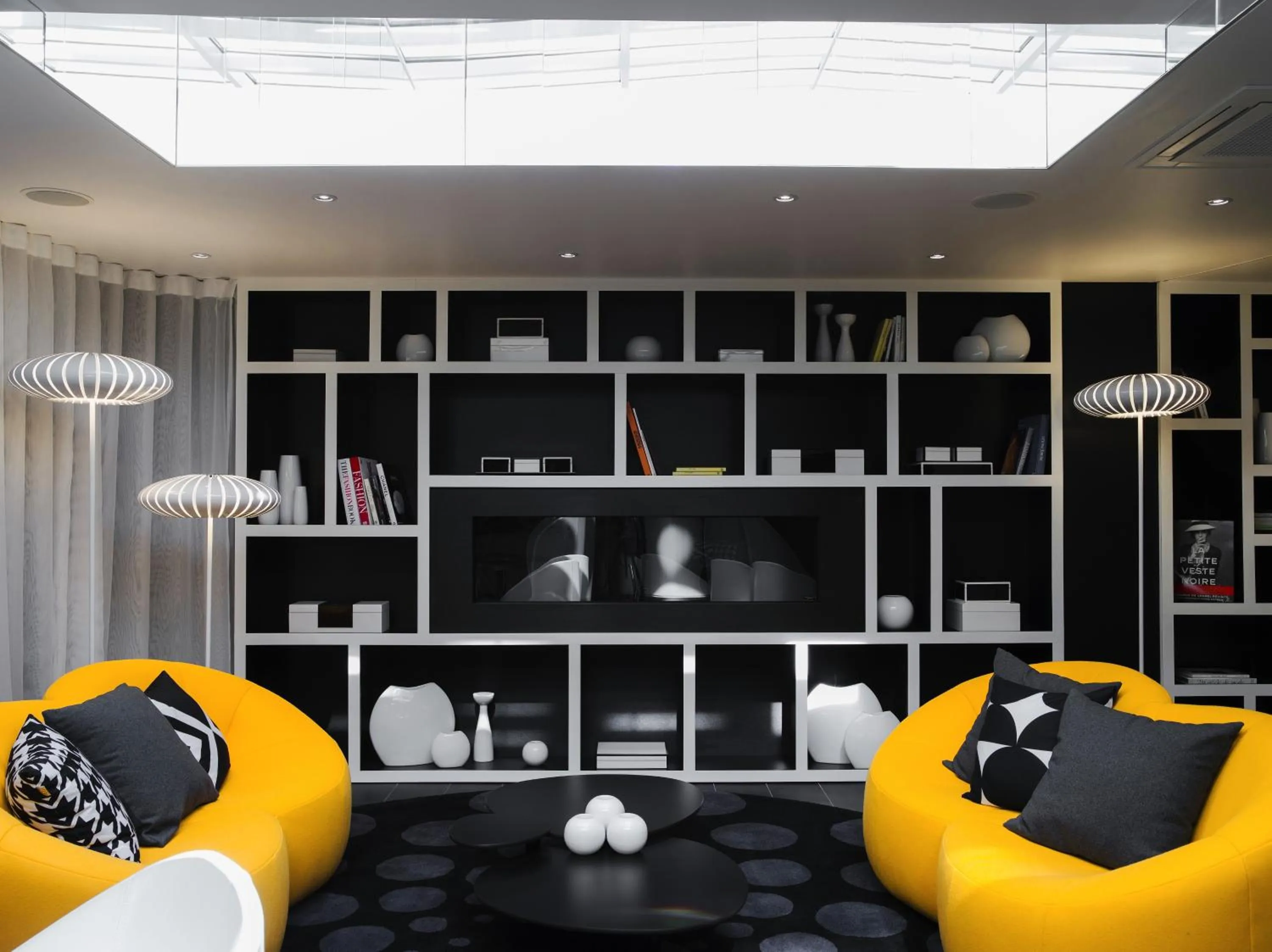 Communal lounge/ TV room in Hotel Ekta Champs Elysées