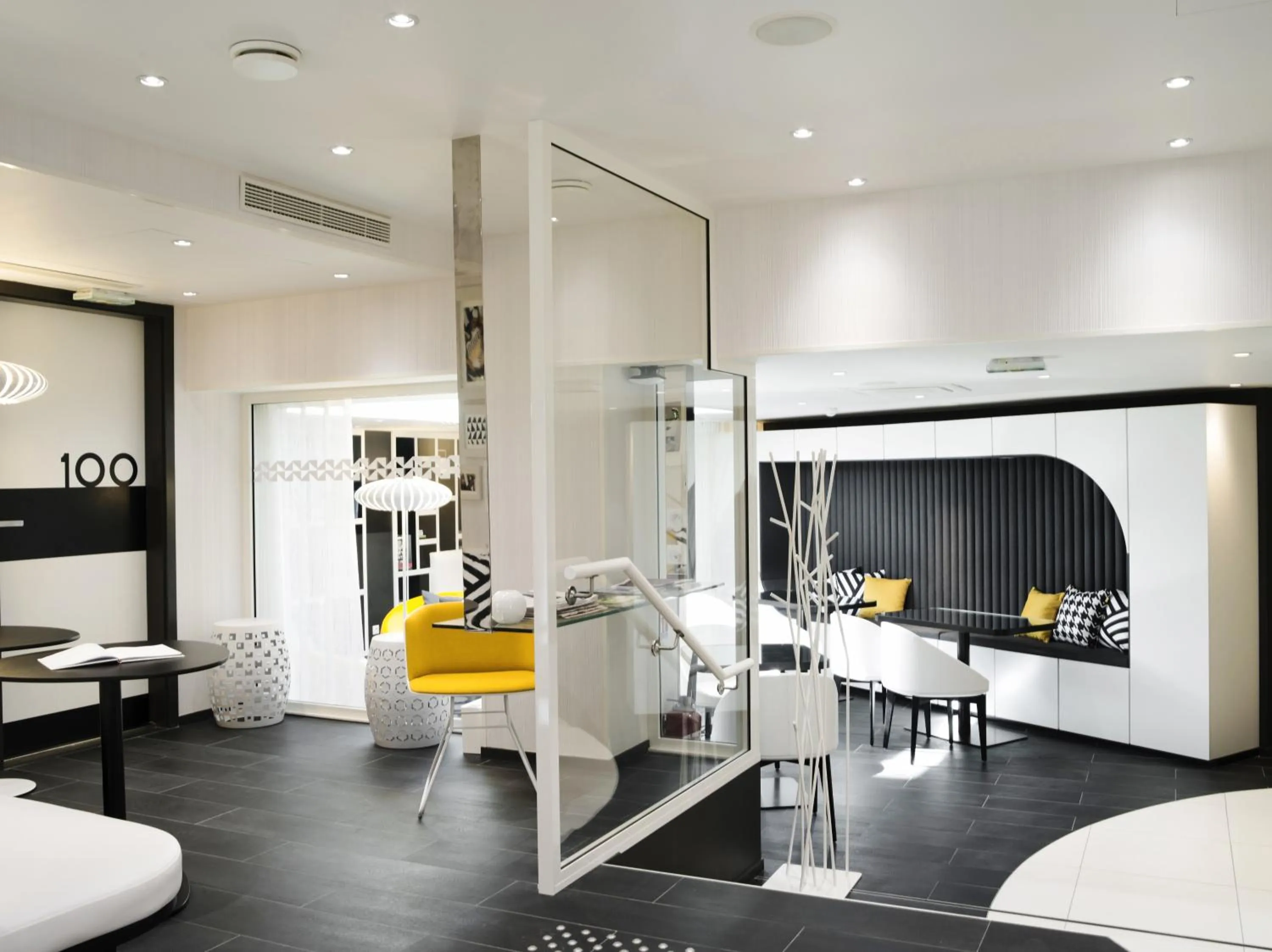 Communal lounge/ TV room in Hotel Ekta Champs Elysées