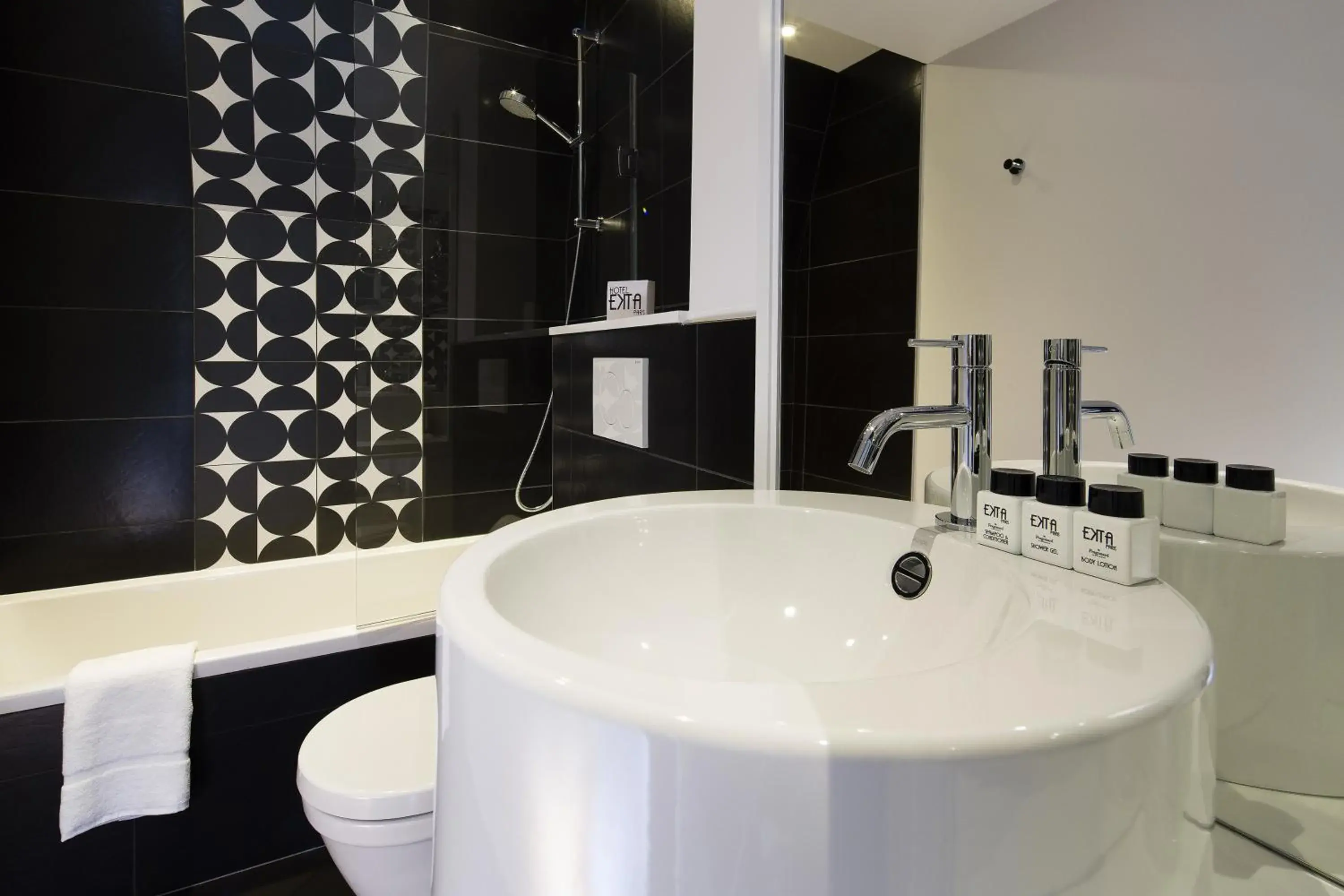 Superior Double or Twin Room with Terrace in Hotel Ekta Champs Elysées Superior Double or Twin Room with Terrace in Hotel Ekta Champs Elysées