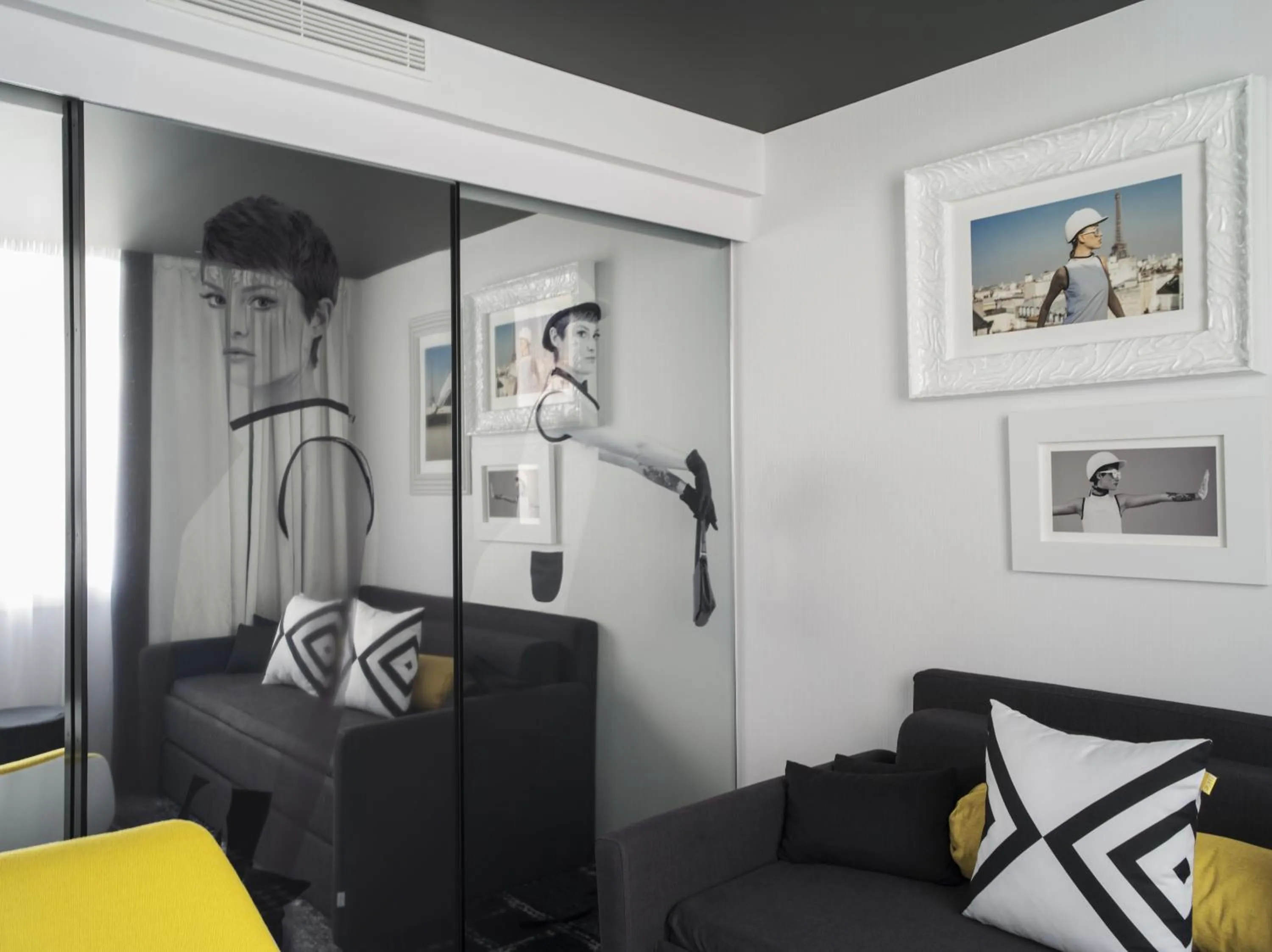 Living room, Bed in Hotel Ekta Champs Elysées