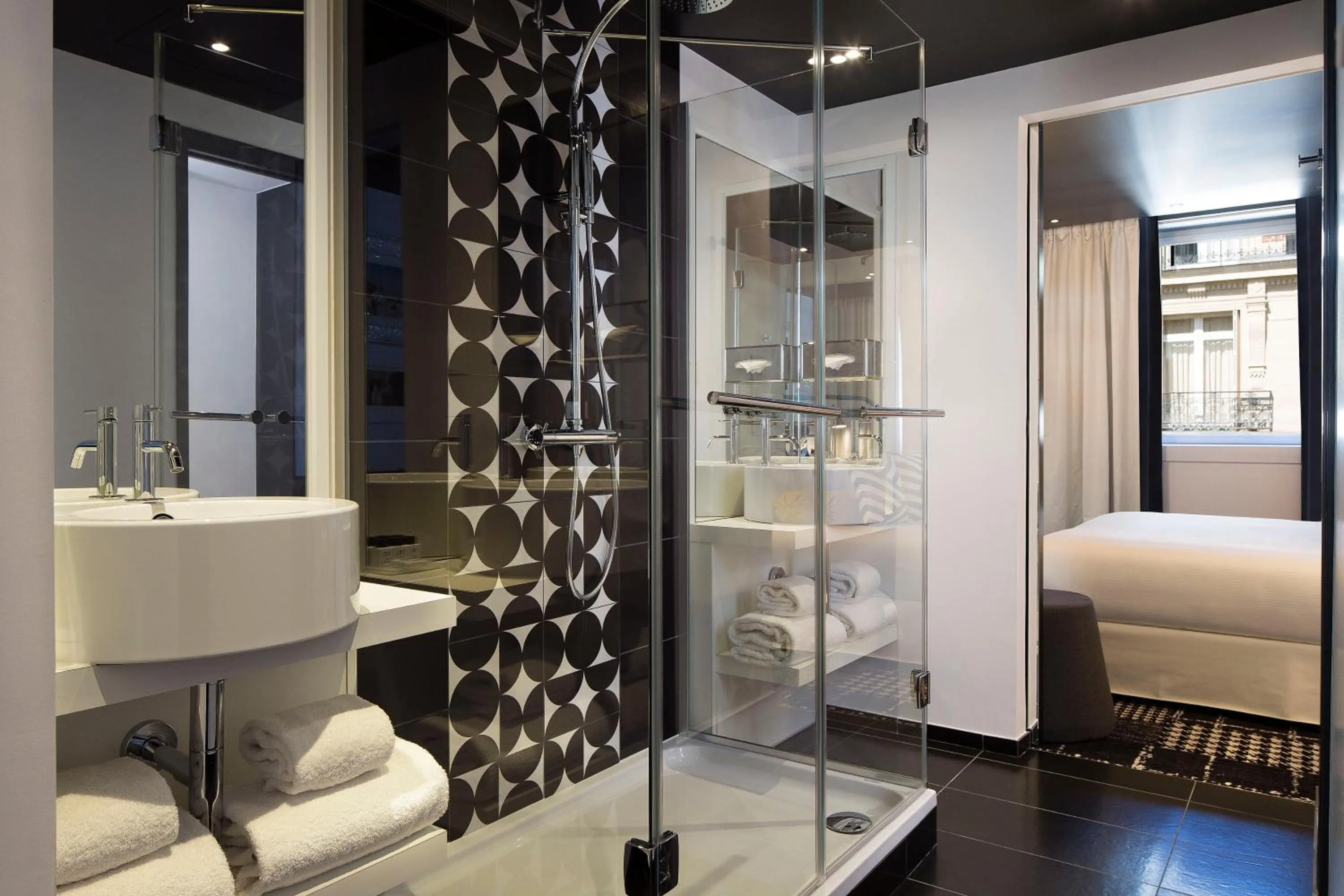 Bathroom, Bed in Hotel Ekta Champs Elysées